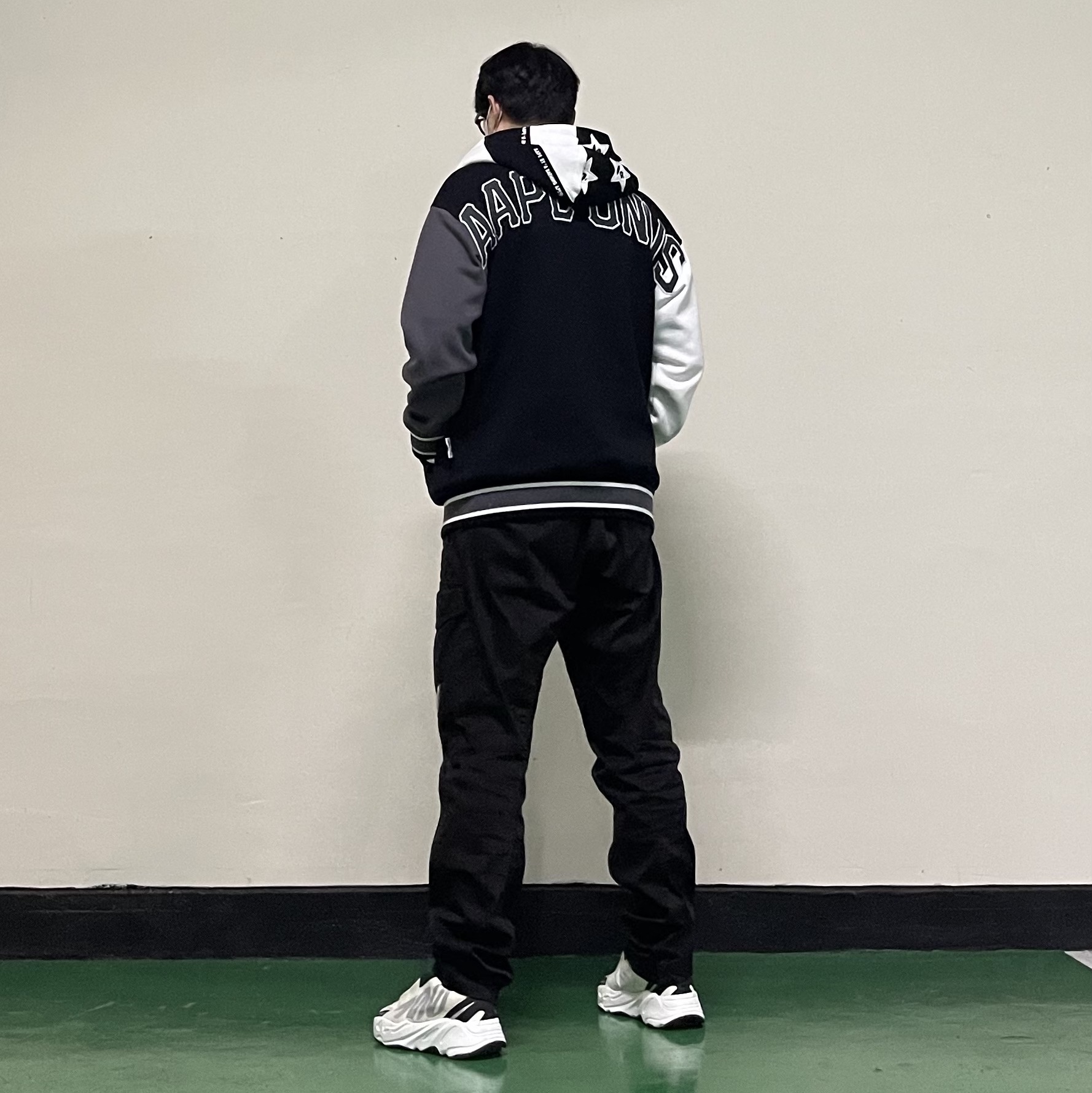 Adidas Yeezy Boost 700 MNVN Analog, C.P. Company Stretch Sateen Cargo Pants Ergonomic Fit Black - 22SS 착용 스타일 - 2