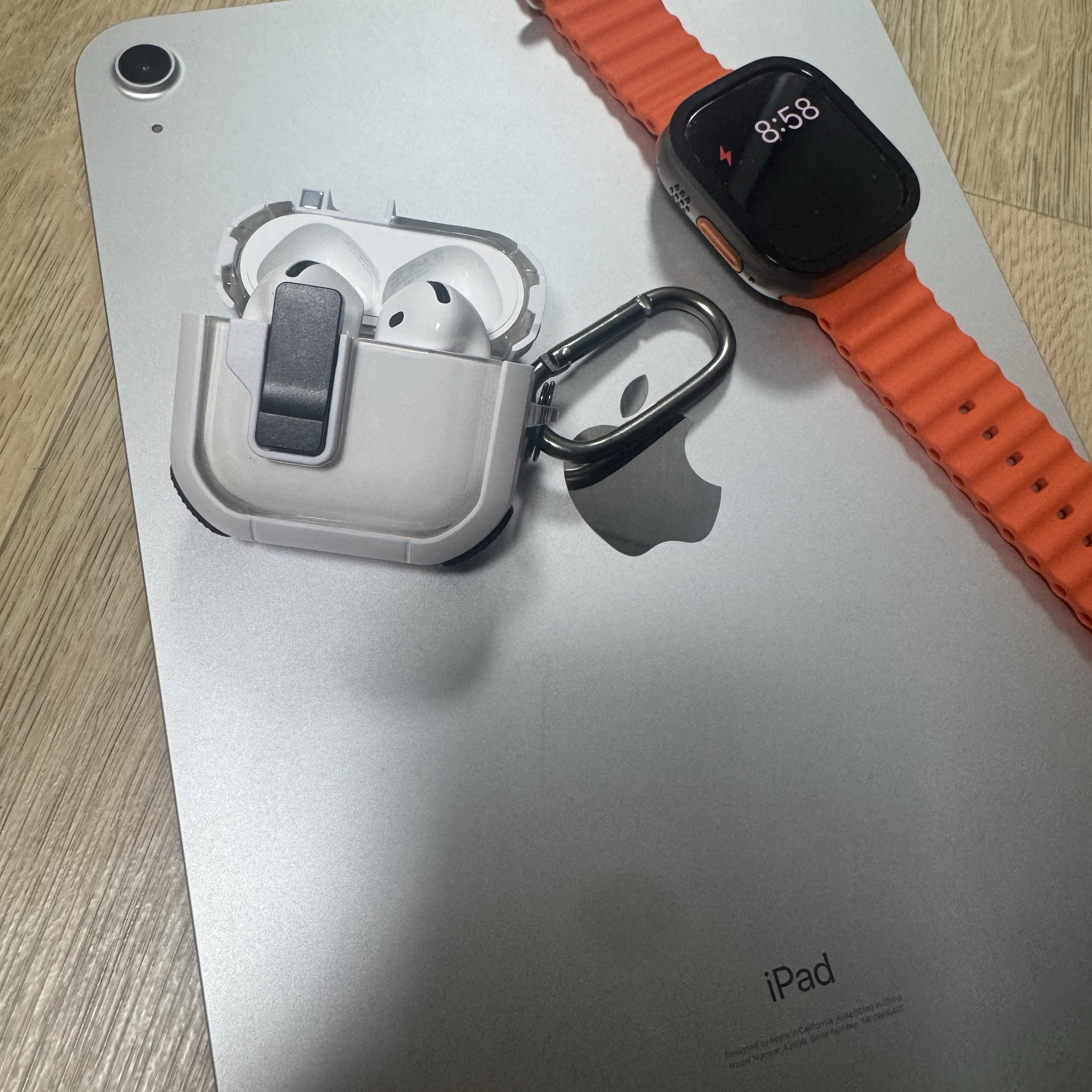 Apple AirPods 4th Gen with Active Noise Cancellation (Korean Ver.), Apple iPad 10th Gen Wifi 64GB Silver (Korean Ver.) 착용 스타일