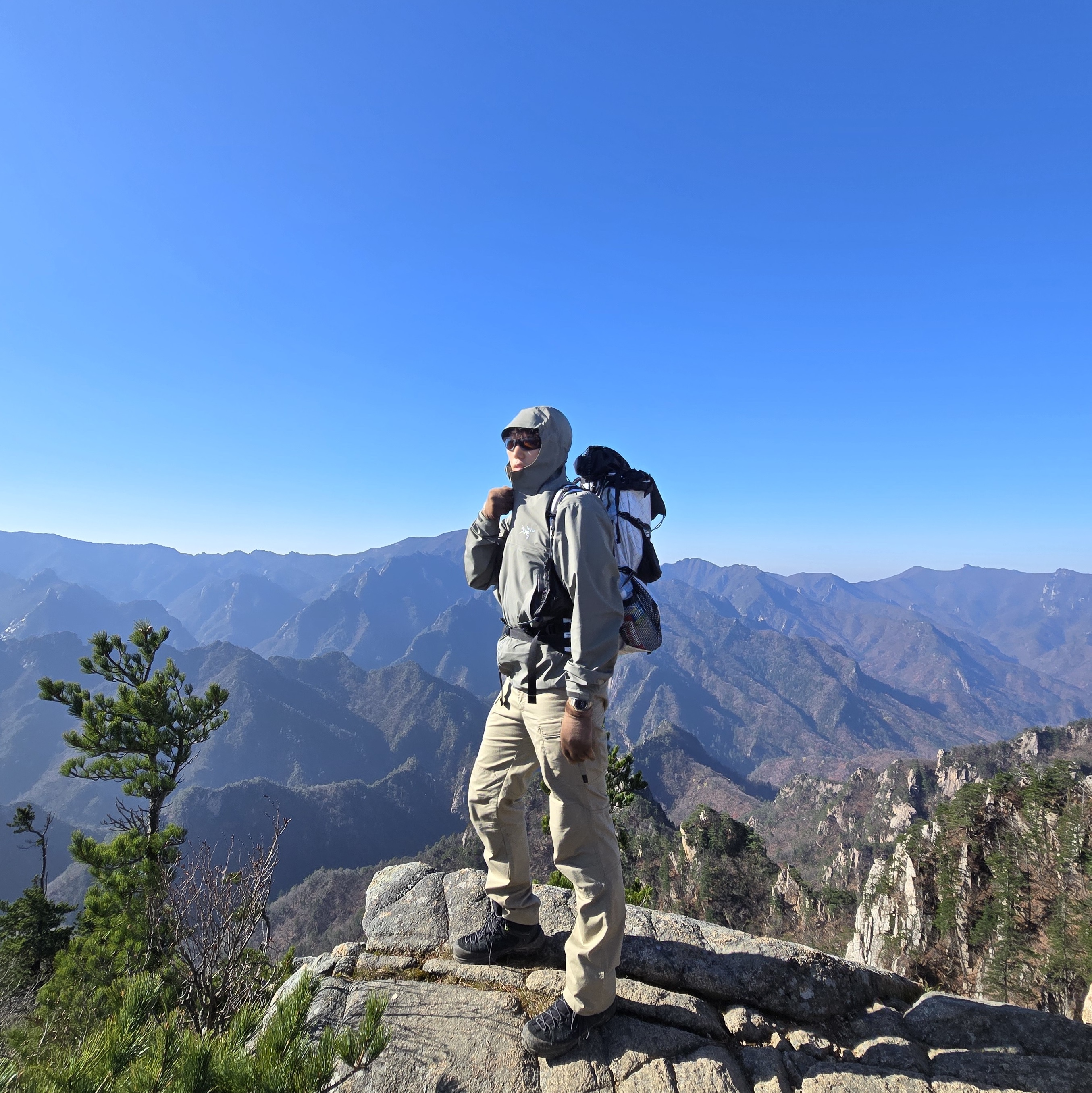 And Wander Ecopak 30L Backpack White, Oakley x Satisfy Plantaris Matte Black 착용 스타일