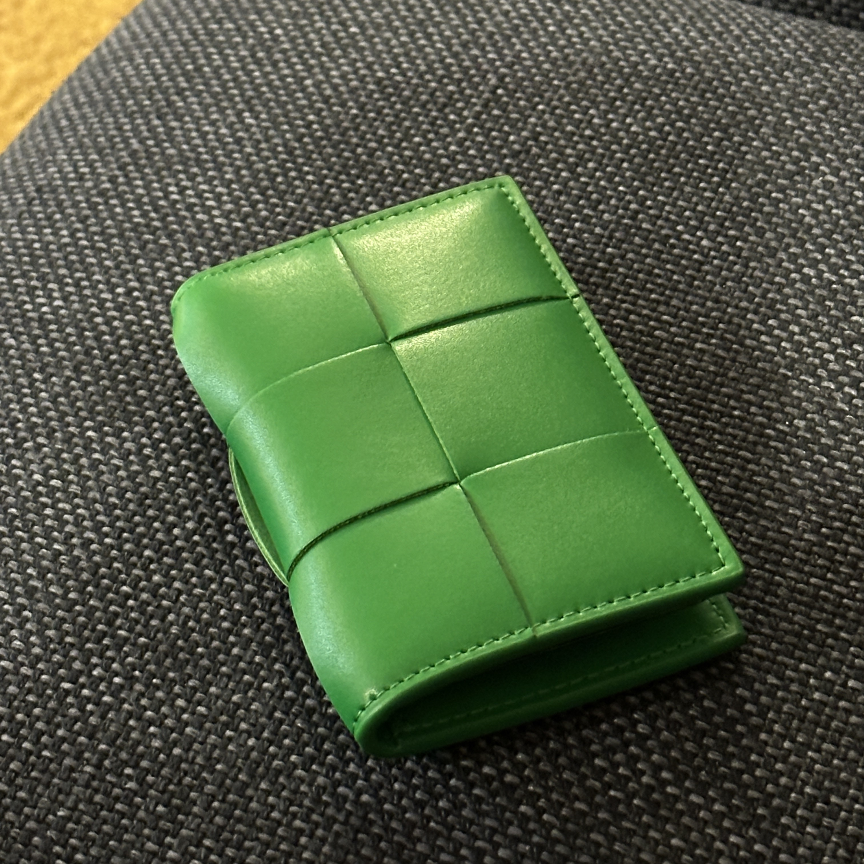 Bottega Veneta Flap Card Case Parakeet 착용 스타일