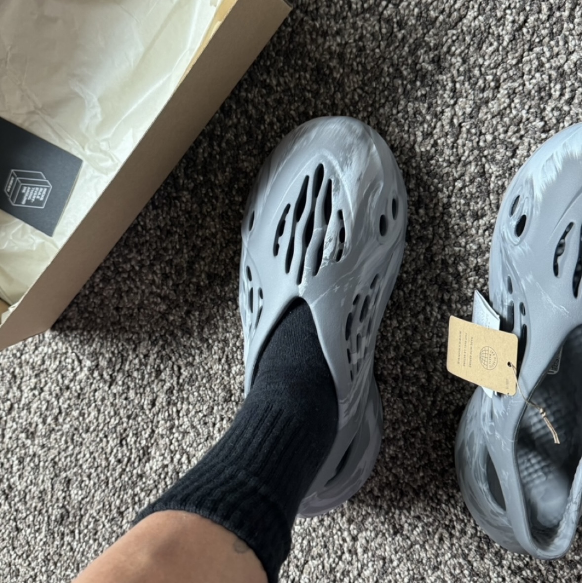 Adidas Yeezy Foam RNNR MX Granite 착용 스타일