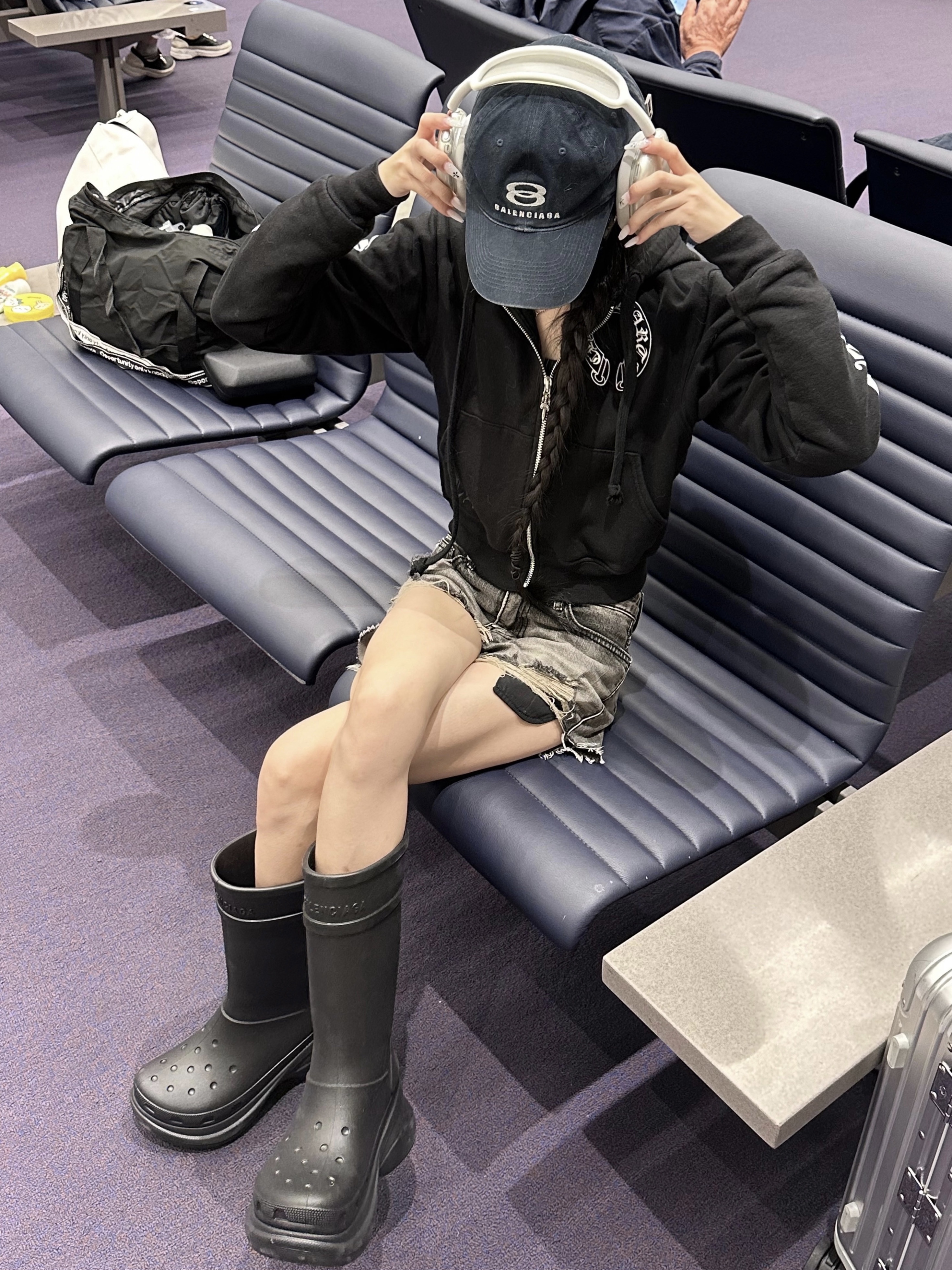 (W) Balenciaga x Crocs Rubber Boot Black, Balenciaga Swift Oval Sunglasses Black 착용 스타일 - 1
