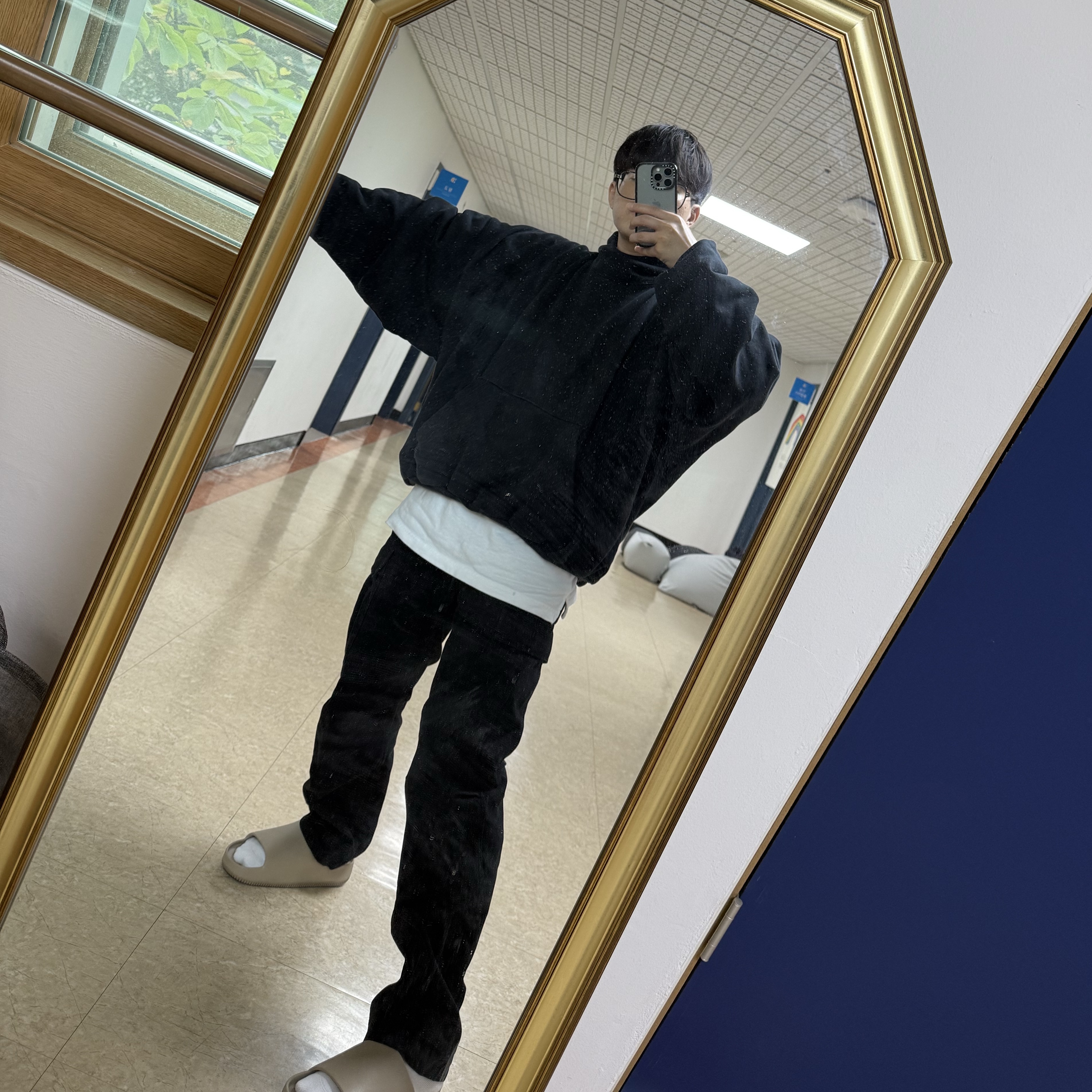 Yeezy Gap Engineered By Balenciaga Dove Hoodie Washed Black 착용 스타일 - 2