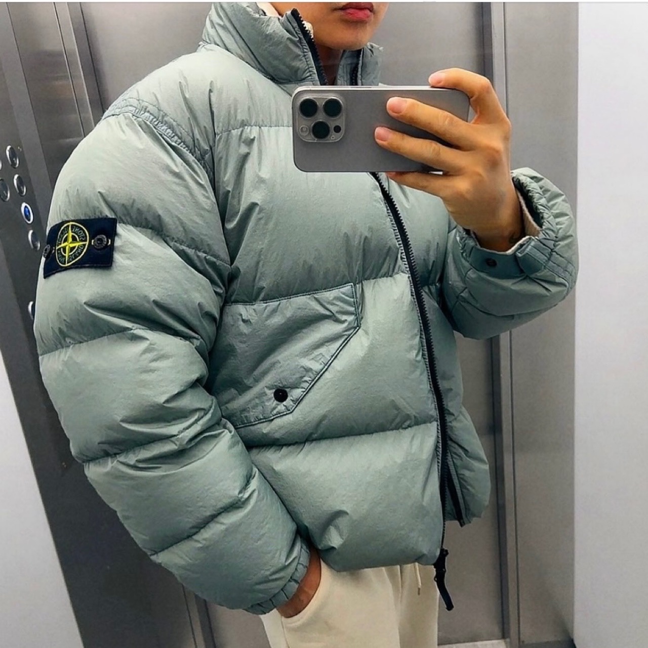 Stone Island 40623 Garment Dyed Crinkle Reps Recycled Nylon Down Jacket Sage Green - 23FW 착용 스타일