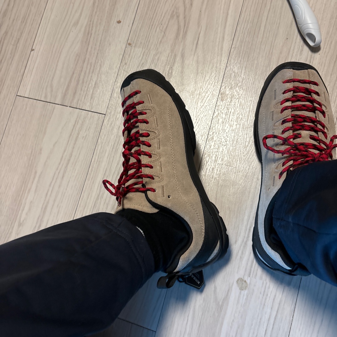 Keen Jasper Suede Sneakers Silver Mink 착용 스타일