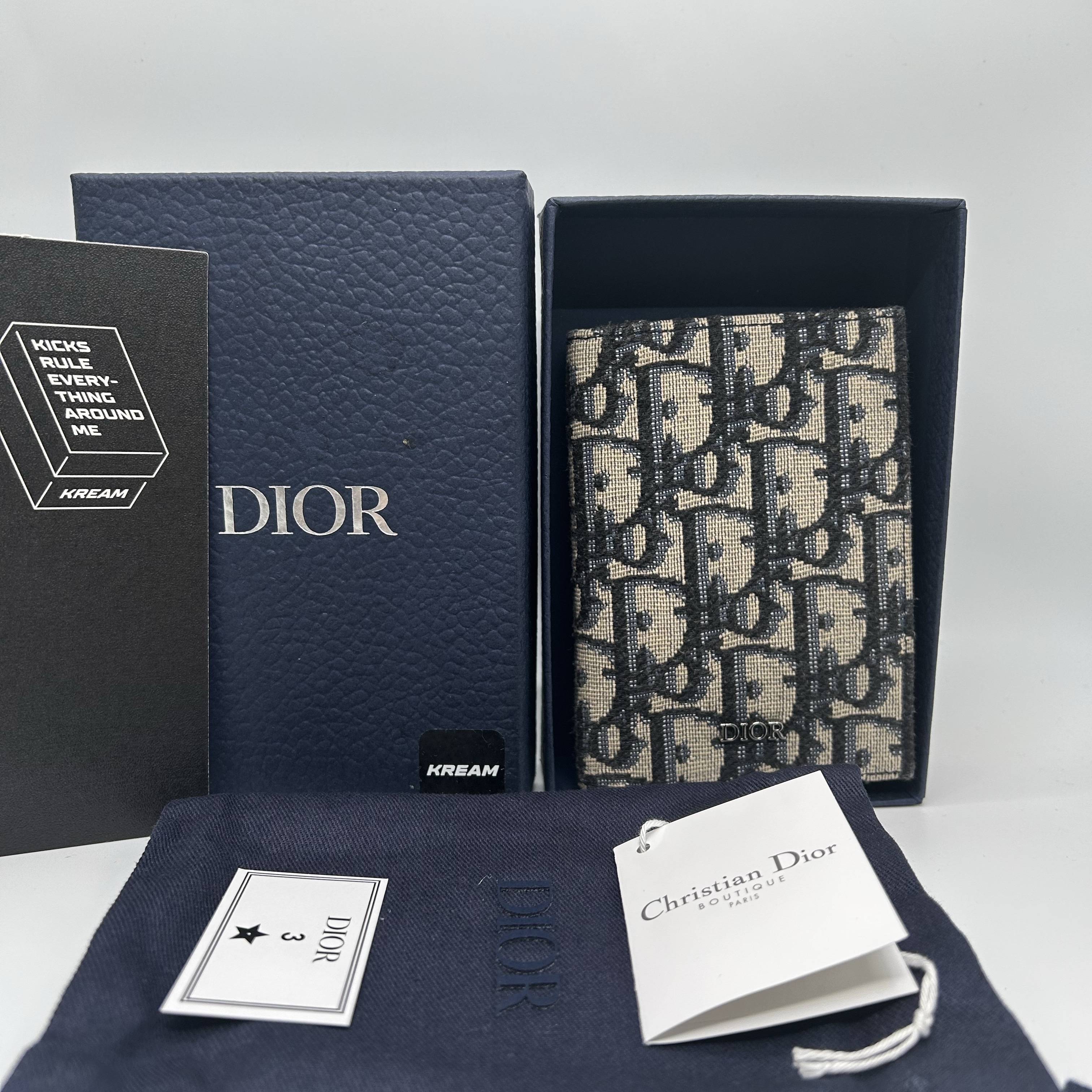 Dior Bi-Fold Card Holder Beige & Black Dior Oblique Jacquard 착용 스타일