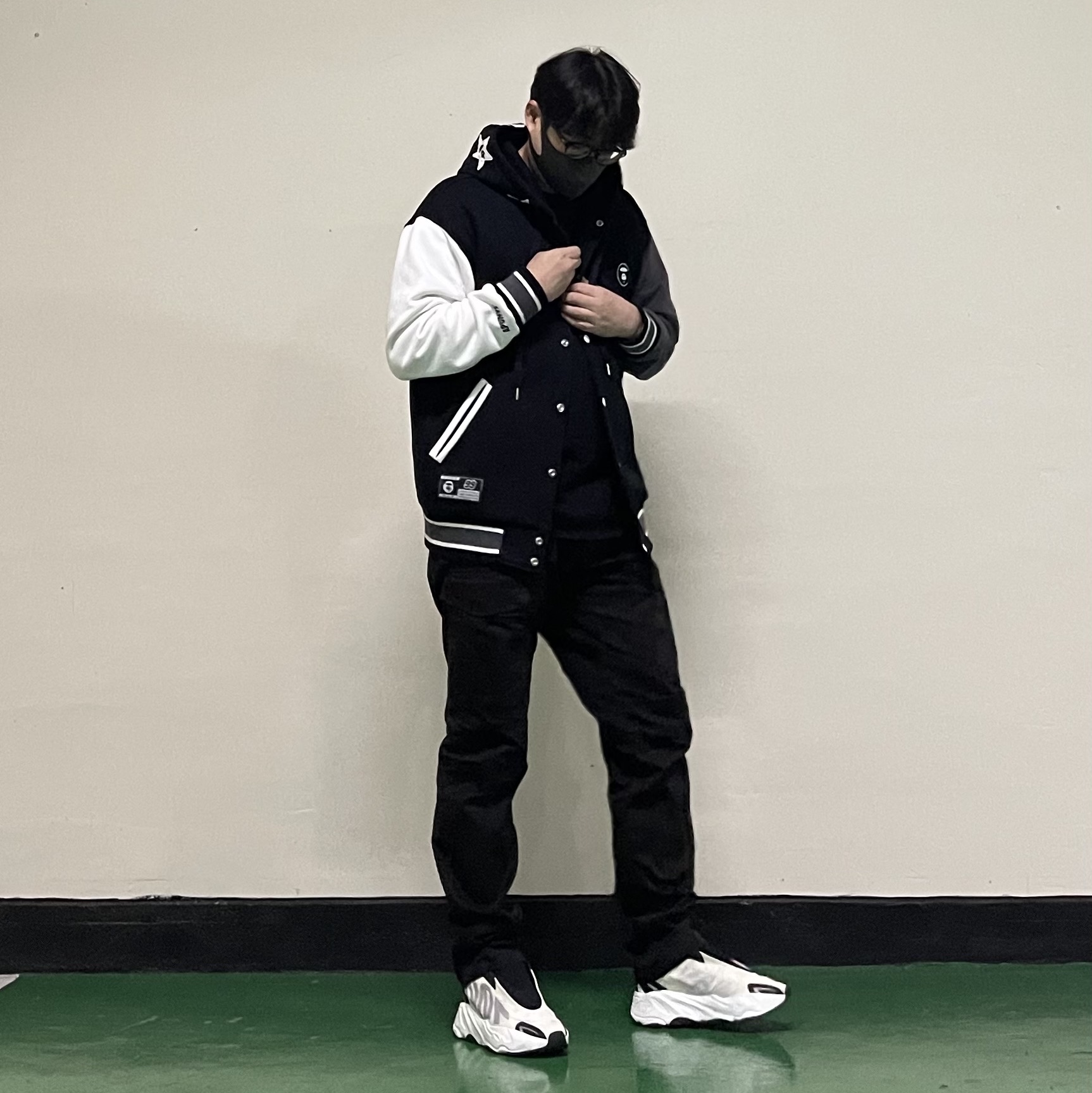 Adidas Yeezy Boost 700 MNVN Analog, C.P. Company Stretch Sateen Cargo Pants Ergonomic Fit Black - 22SS 착용 스타일 - 1