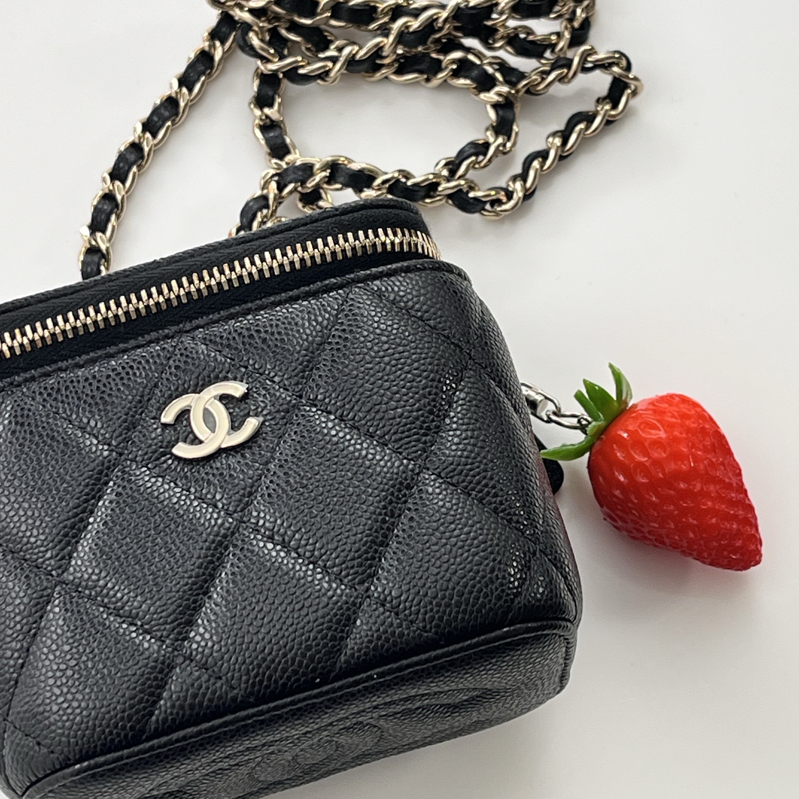 Chanel Small Classic Vanity with Chain Grained Calfskin & Gold Black (Inside Mirror) 착용 스타일