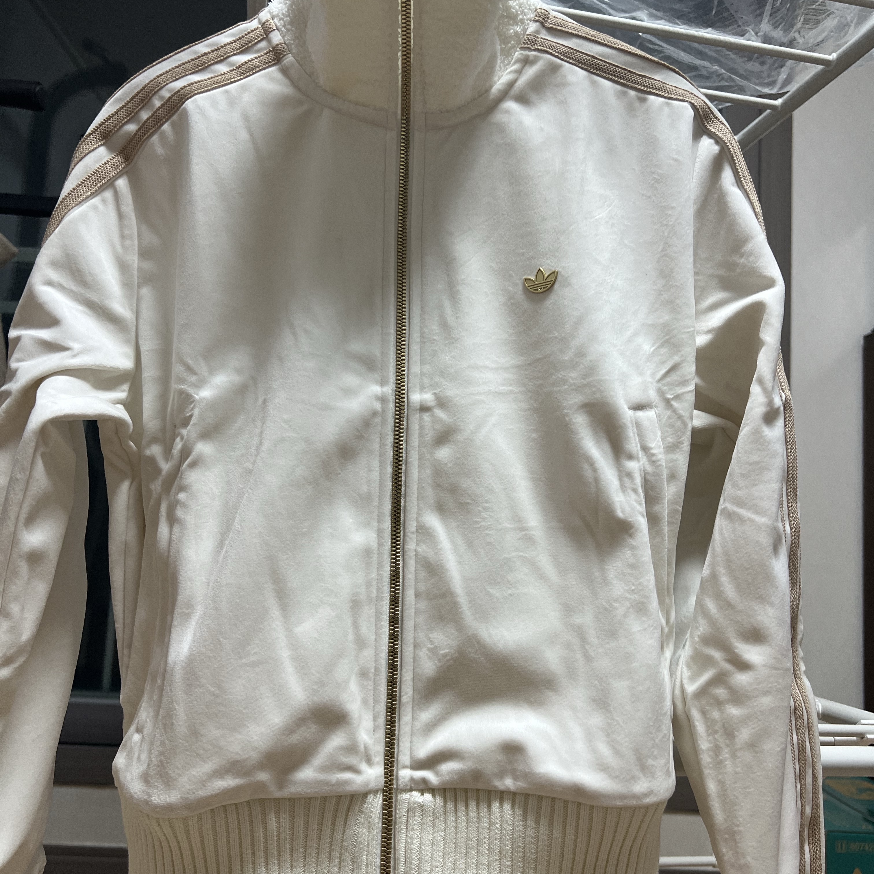(W) Adidas Premium Brushed Velvet Track Top Off White - KR Sizing 착용 스타일