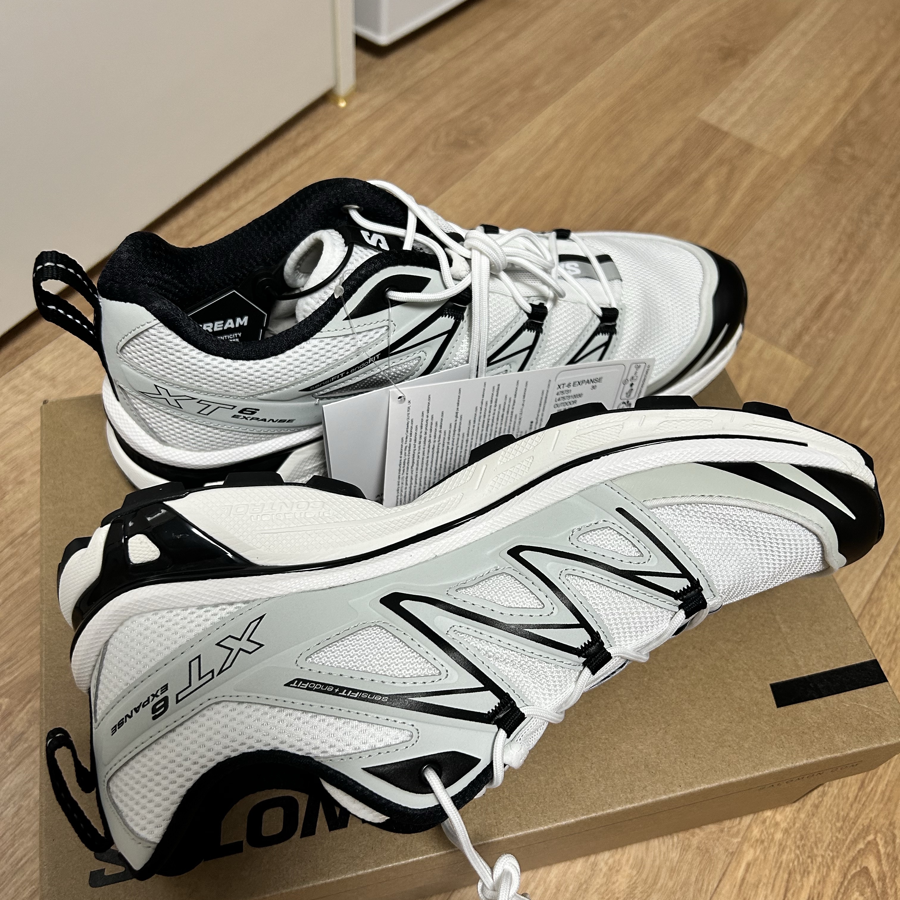 Salomon XT-6 Expanse White Metal Black 착용 스타일 - 2