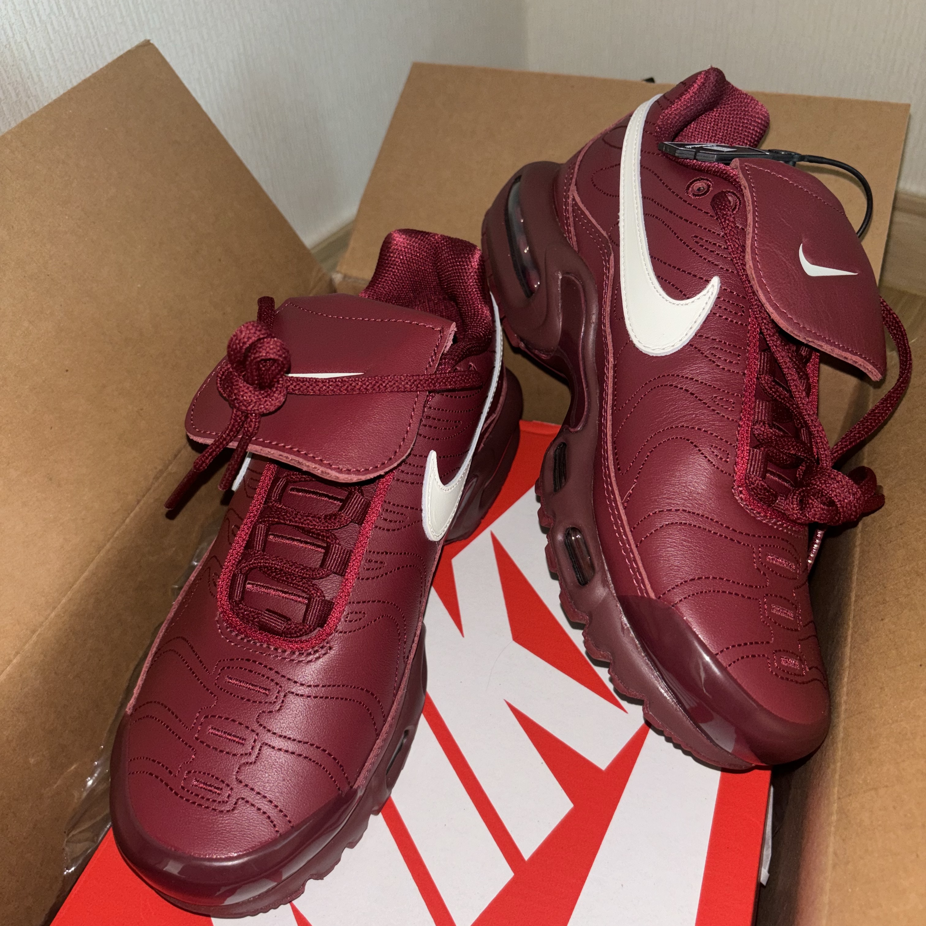 Nike Air Max Plus TNPO Team Red and Sail 착용 스타일