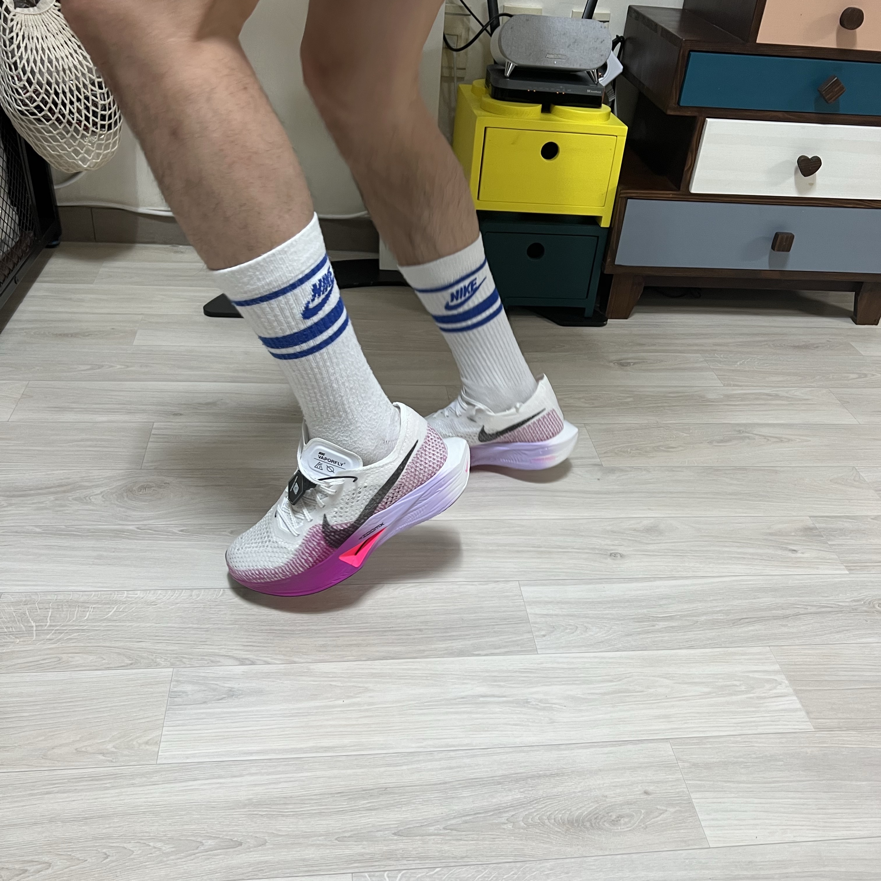 Nike ZoomX Vaporfly Next% 3 White Vivid Purple 착용 스타일 - 1