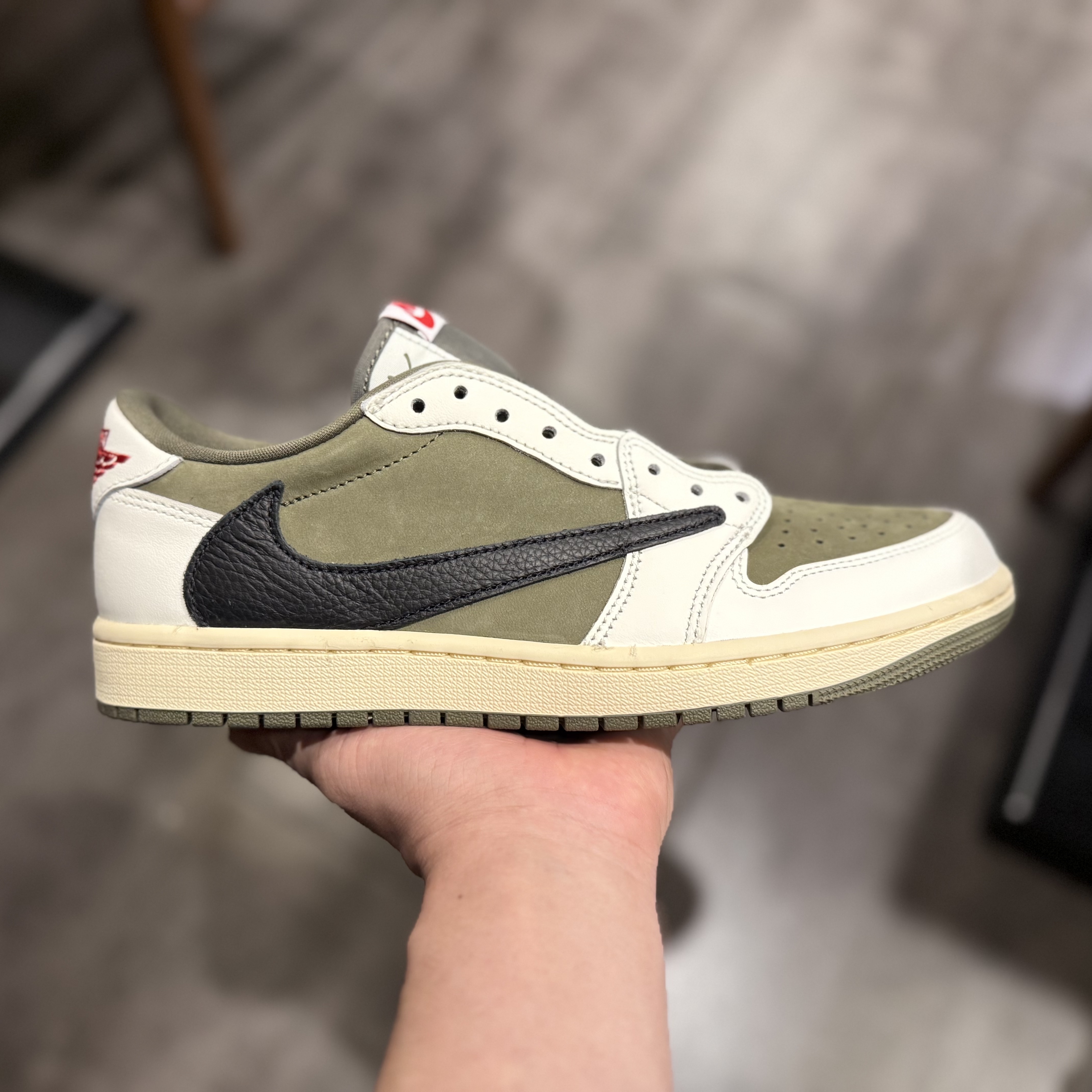 Jordan 1 x Travis Scott Retro Low OG SP Reverse Olive 착용 스타일 - 1