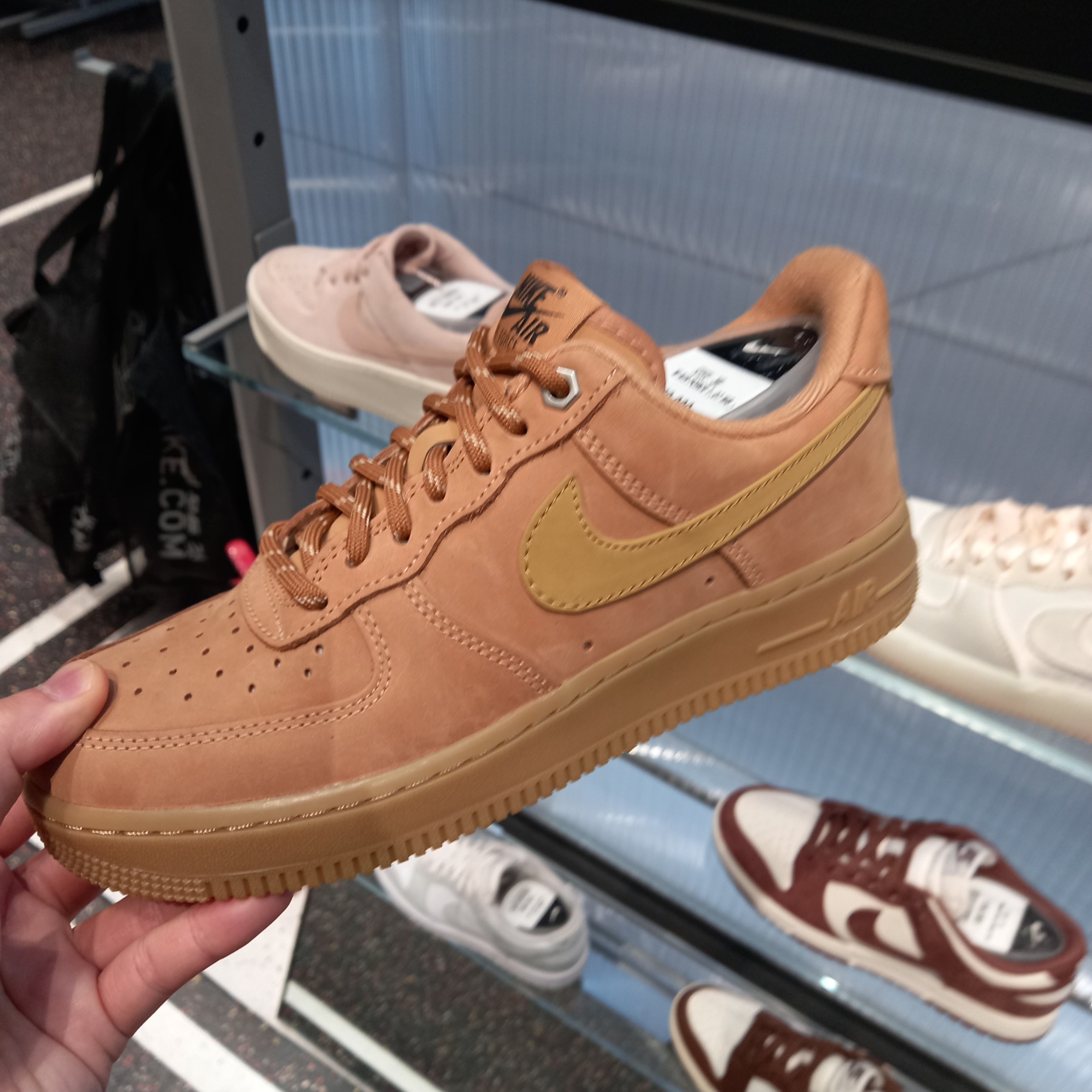 (W) Nike Air Force 1 '07 WB Flax Wheat, Nike C1TY Black Stadium Green 착용 스타일 - 1