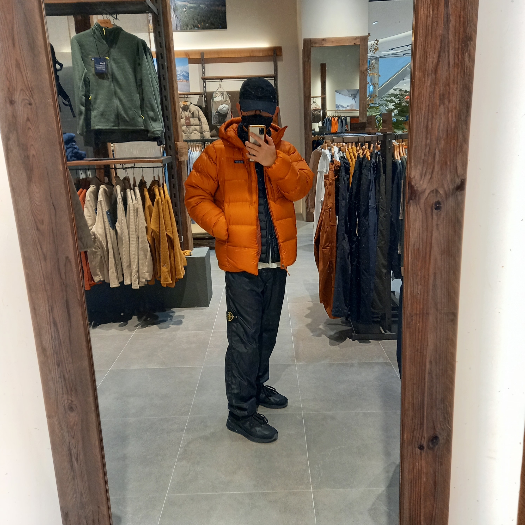 Patagonia Fitz Roy Down Hoody Black, Stone Island 99576 Nylon Metal 6-Panel Cap Black 착용 스타일 - 2