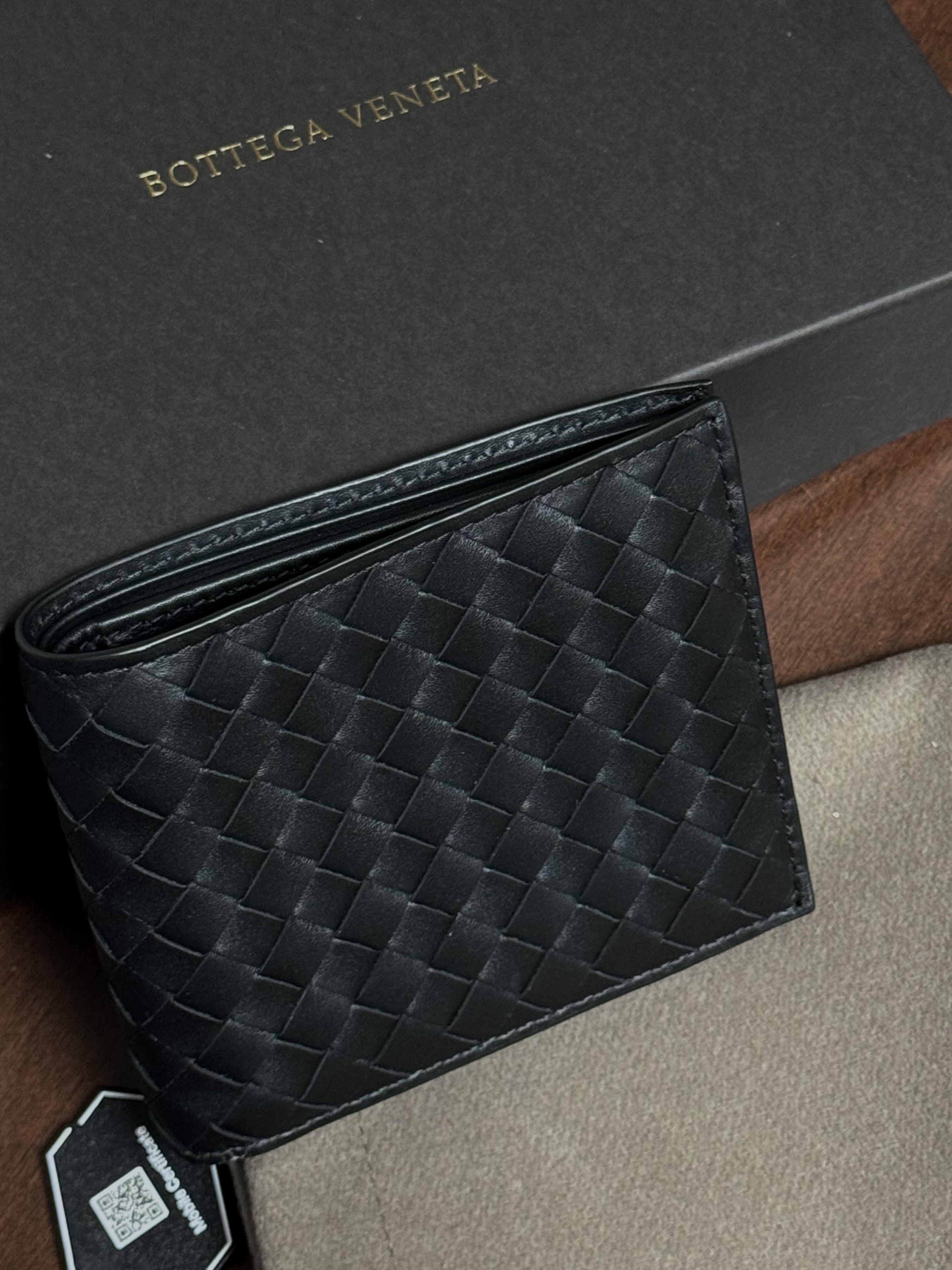 Bottega Veneta Bi-Fold Wallet Black 착용 스타일