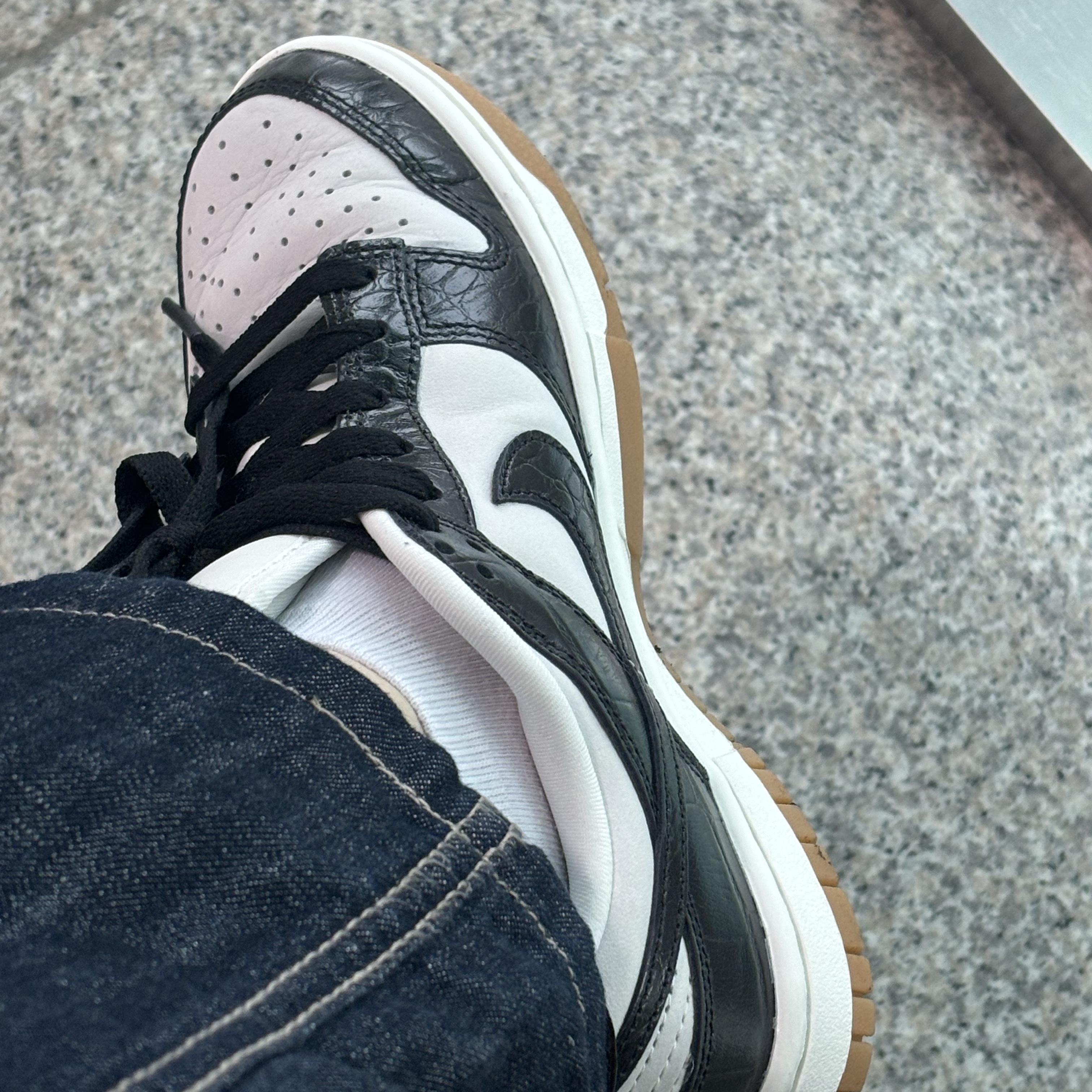 (W) Nike Dunk Low LX Black and Phantom 착용 스타일 - 4