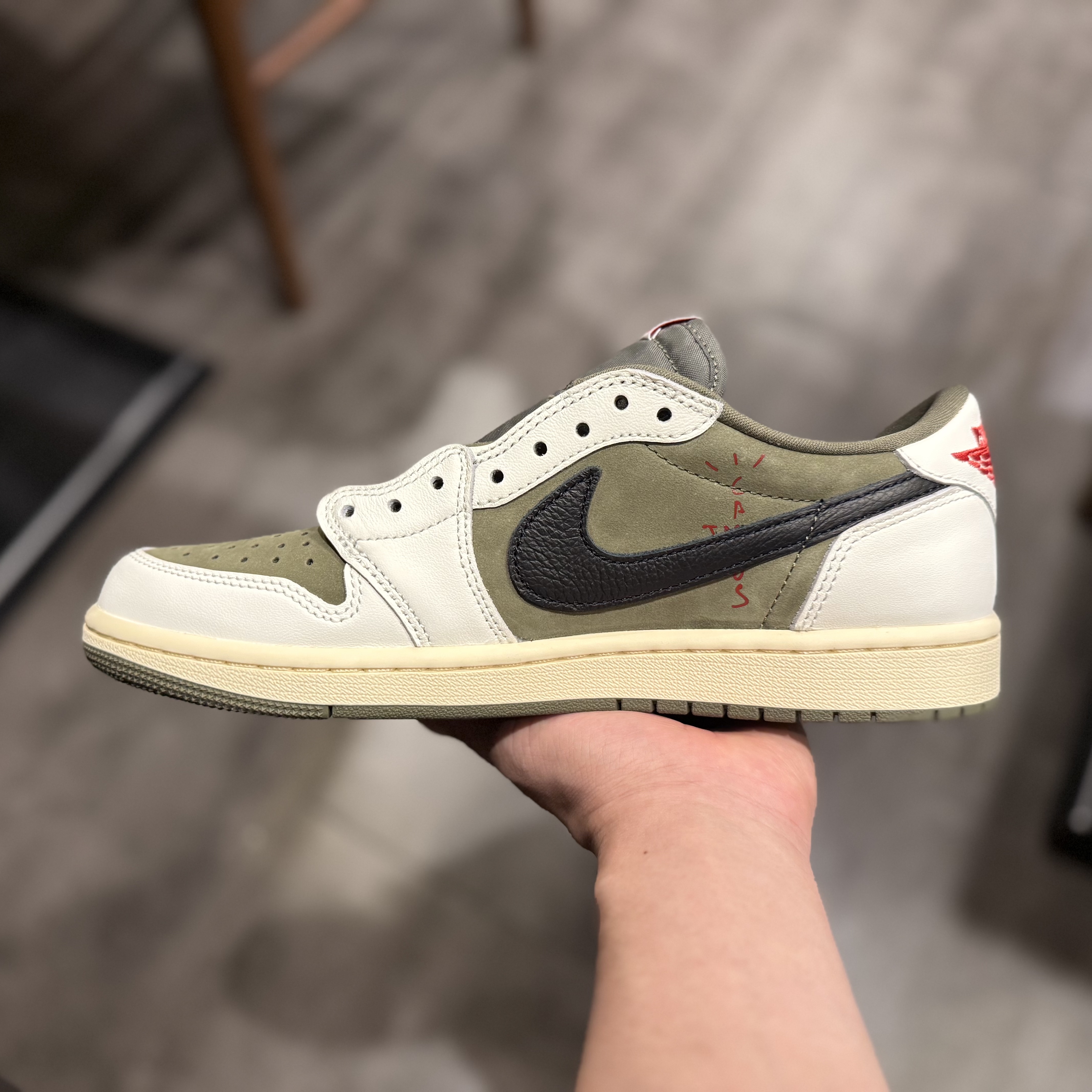 Jordan 1 x Travis Scott Retro Low OG SP Reverse Olive 착용 스타일 - 2