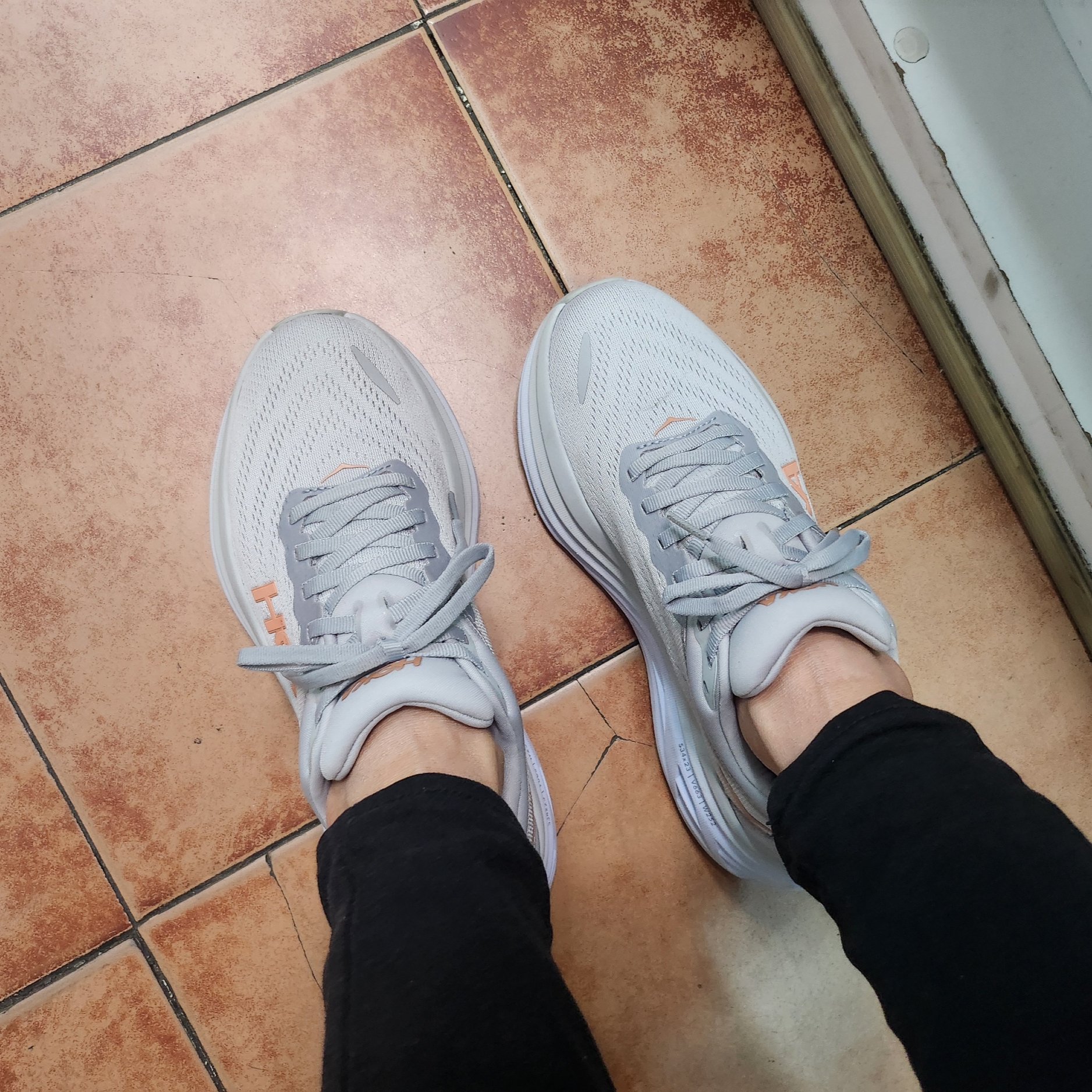 (W) Hoka Bondi 8 Harbor Mist - Regular 착용 스타일