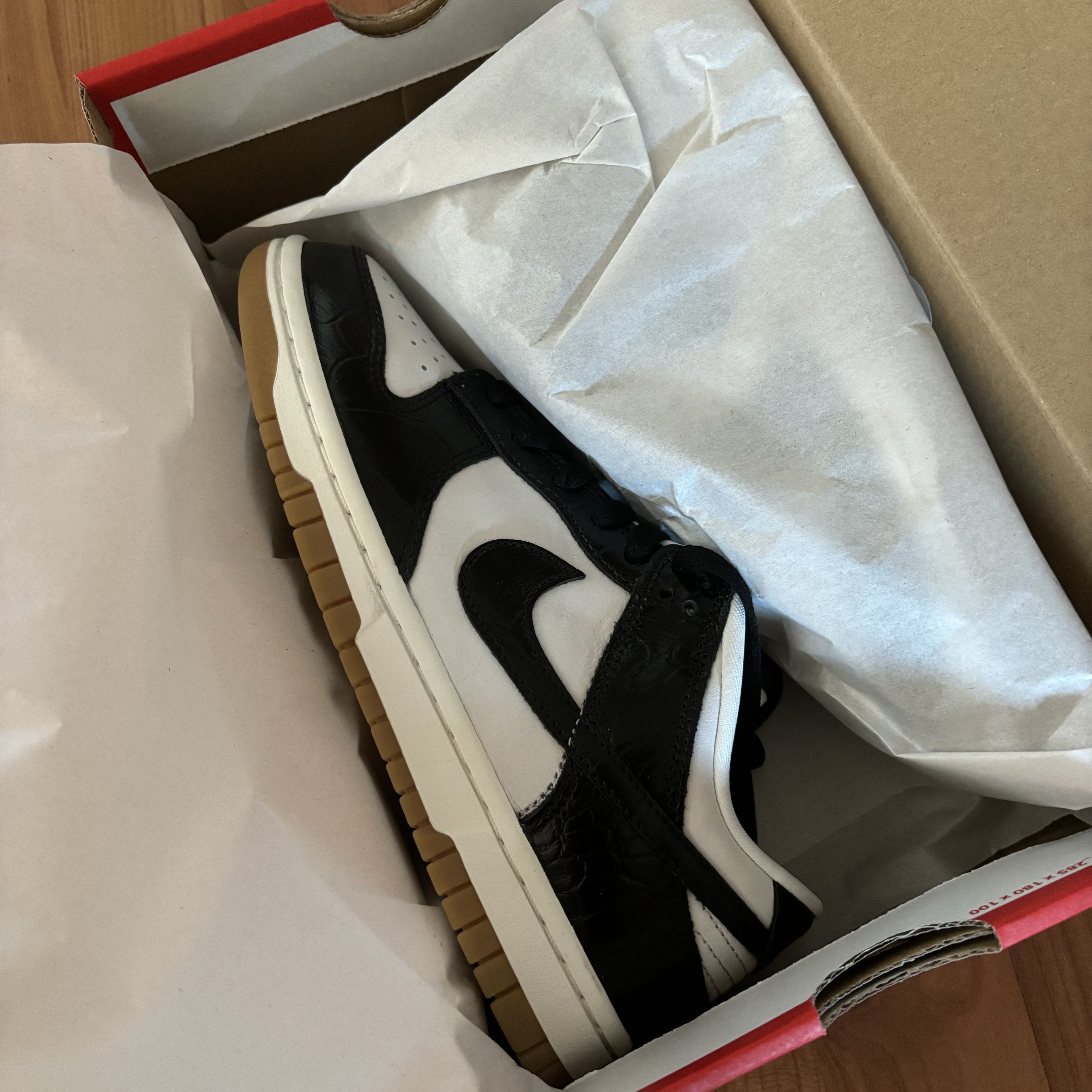 (W) Nike Dunk Low LX Black and Phantom 착용 스타일 - 3