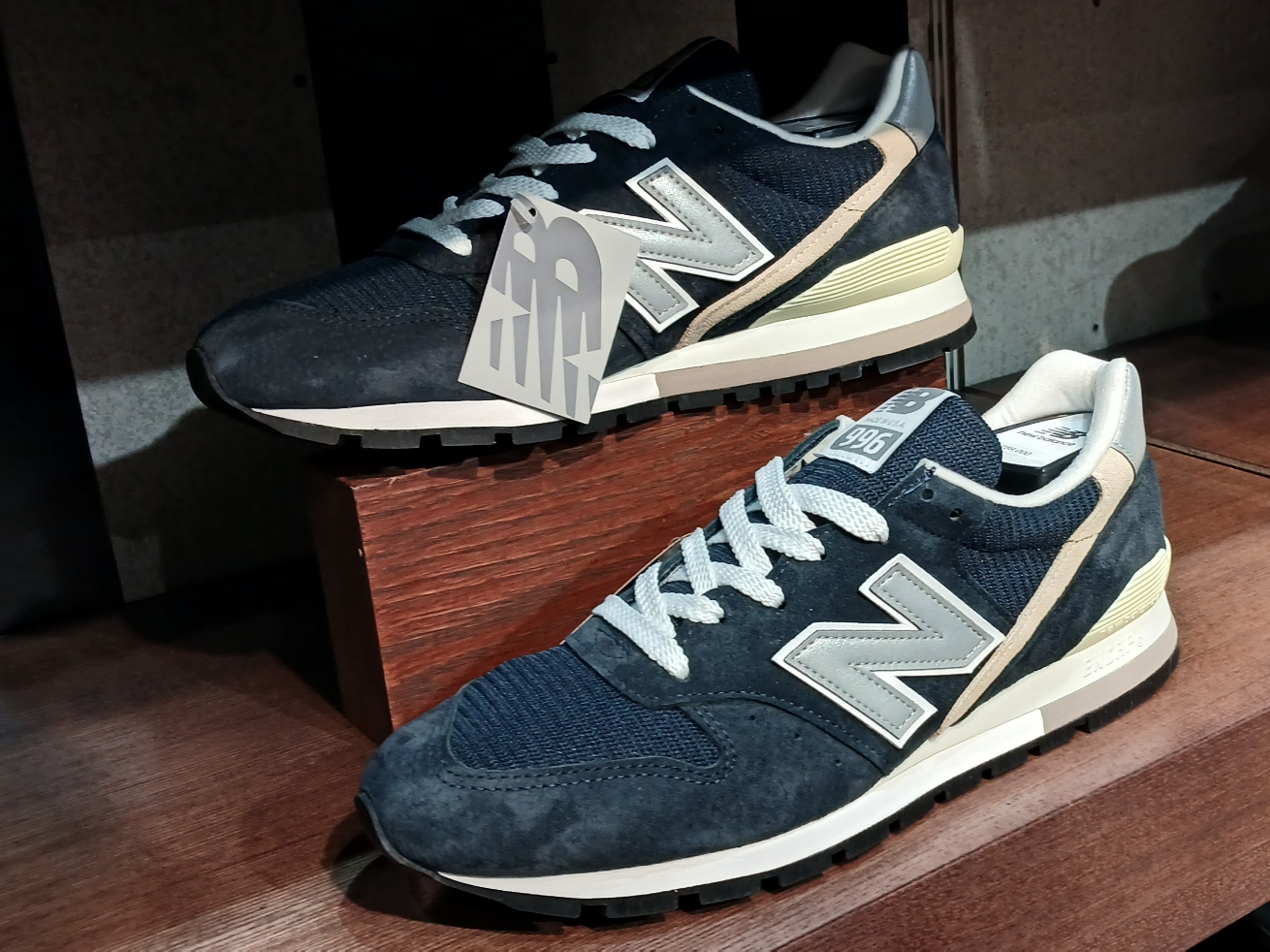 New Balance 996 Made in USA Navy, New Balance 990v4 Made in USA Navy Silver 착용 스타일 - 1
