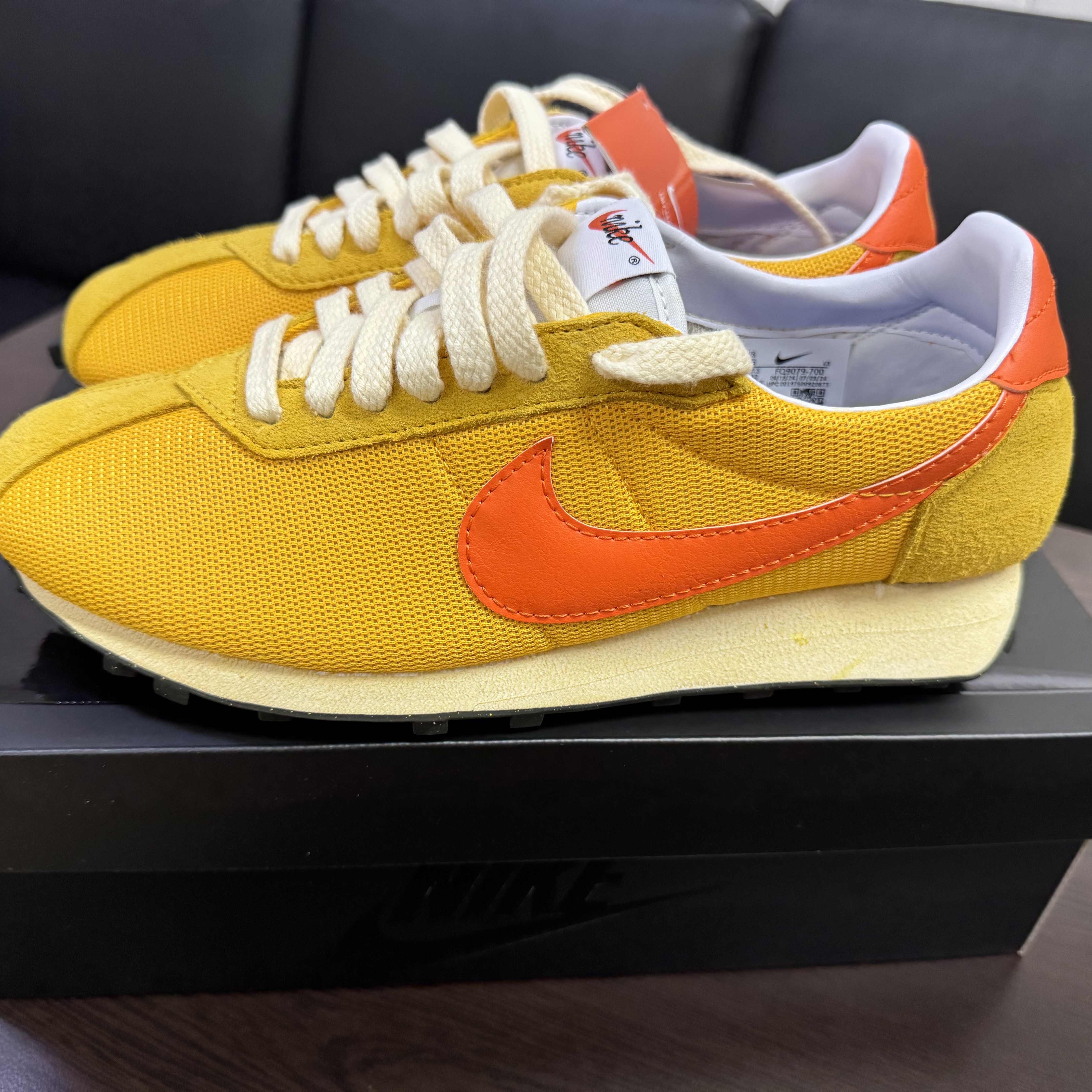 Nike LD-1000 SP University Gold and Safety Orange 착용 스타일