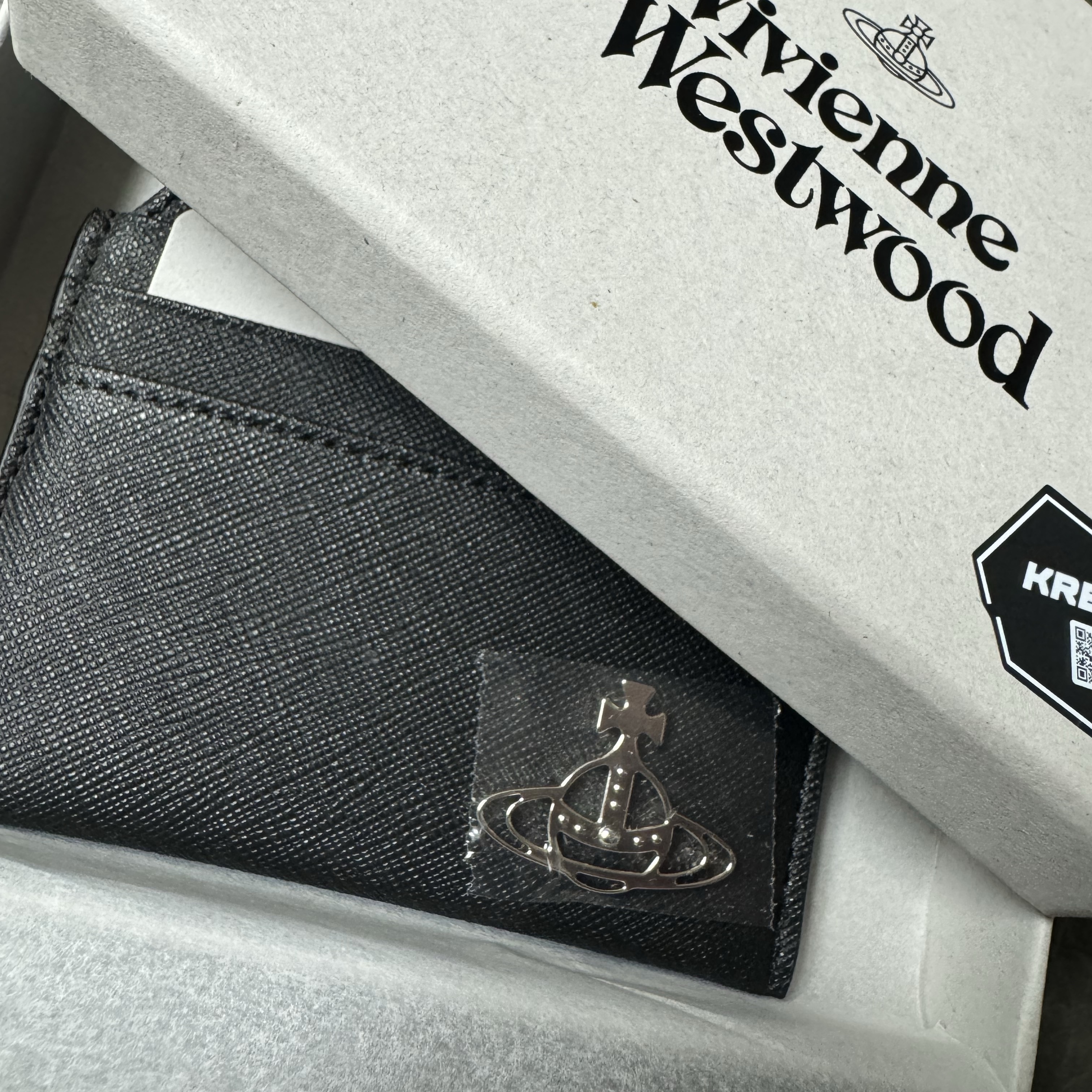 Vivienne Westwood Vegan Saffiano Leather Slim Card Holder Black 착용 스타일