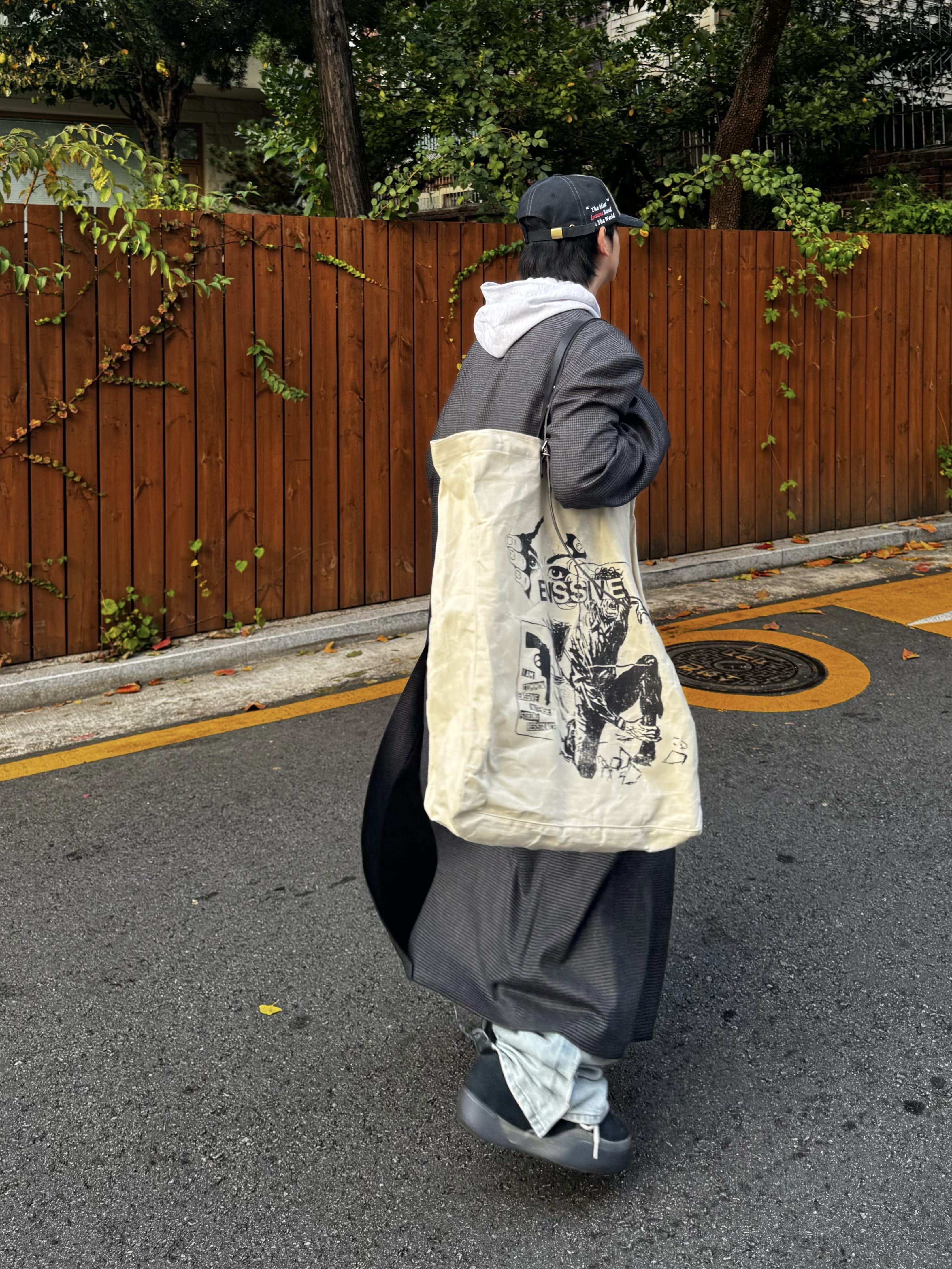 ERL Vamp Skate Shoe Pirate Black, Yeezy x Gosha Rubchinskiy YZY Black Dogs Hoodie Heather Grey 착용 스타일 - 4