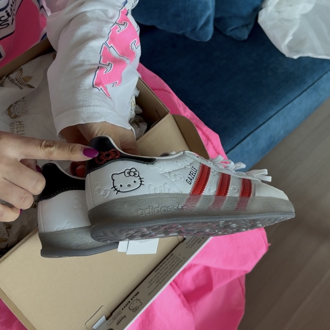(W) Adidas x Hello Kitty Gazelle Indoor Cloud White Red 착용 스타일 - 4