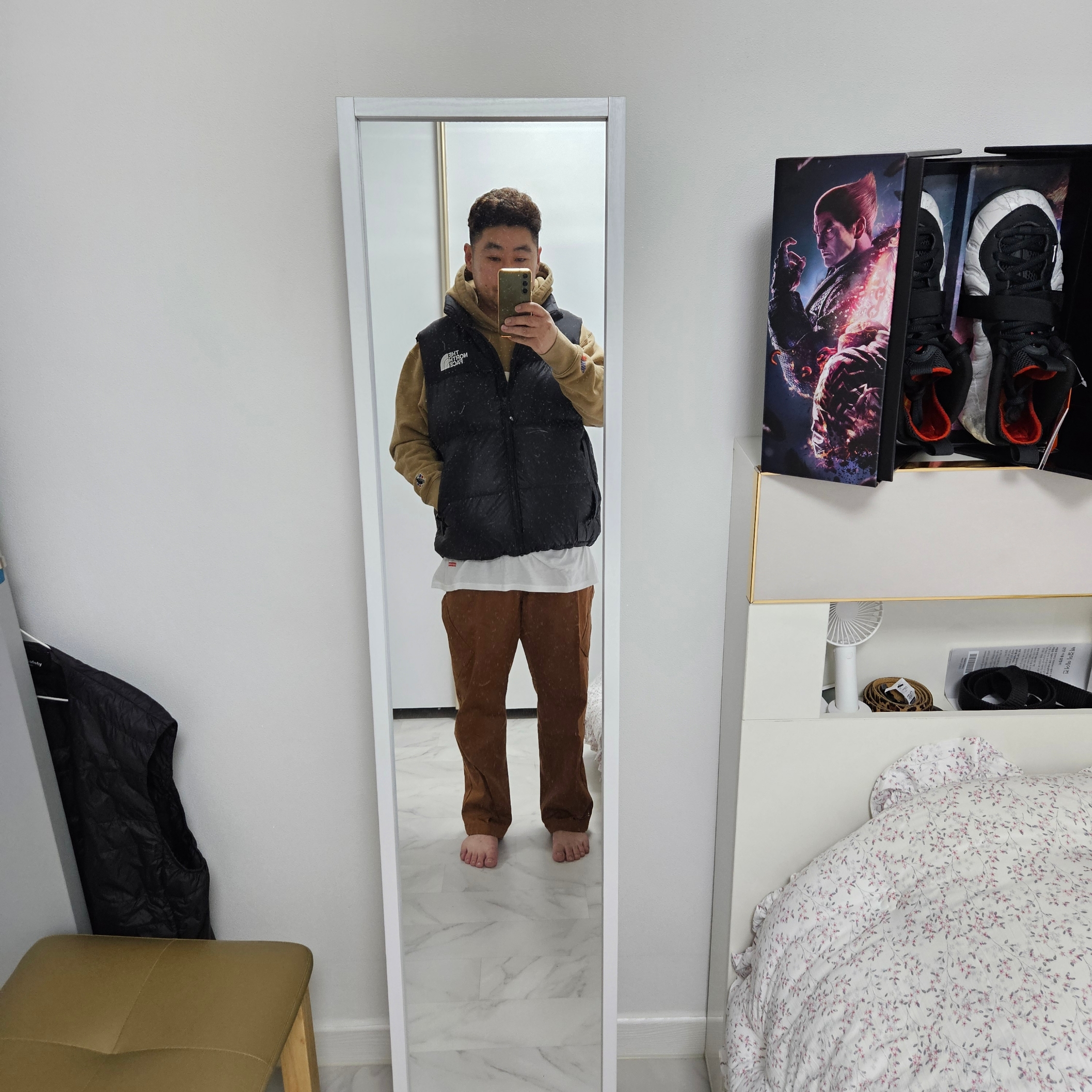 The North Face Nuptse On Ball Vest Black, Supreme Hanes Tagless T-Shirt White (3 Pack) 착용 스타일 - 1