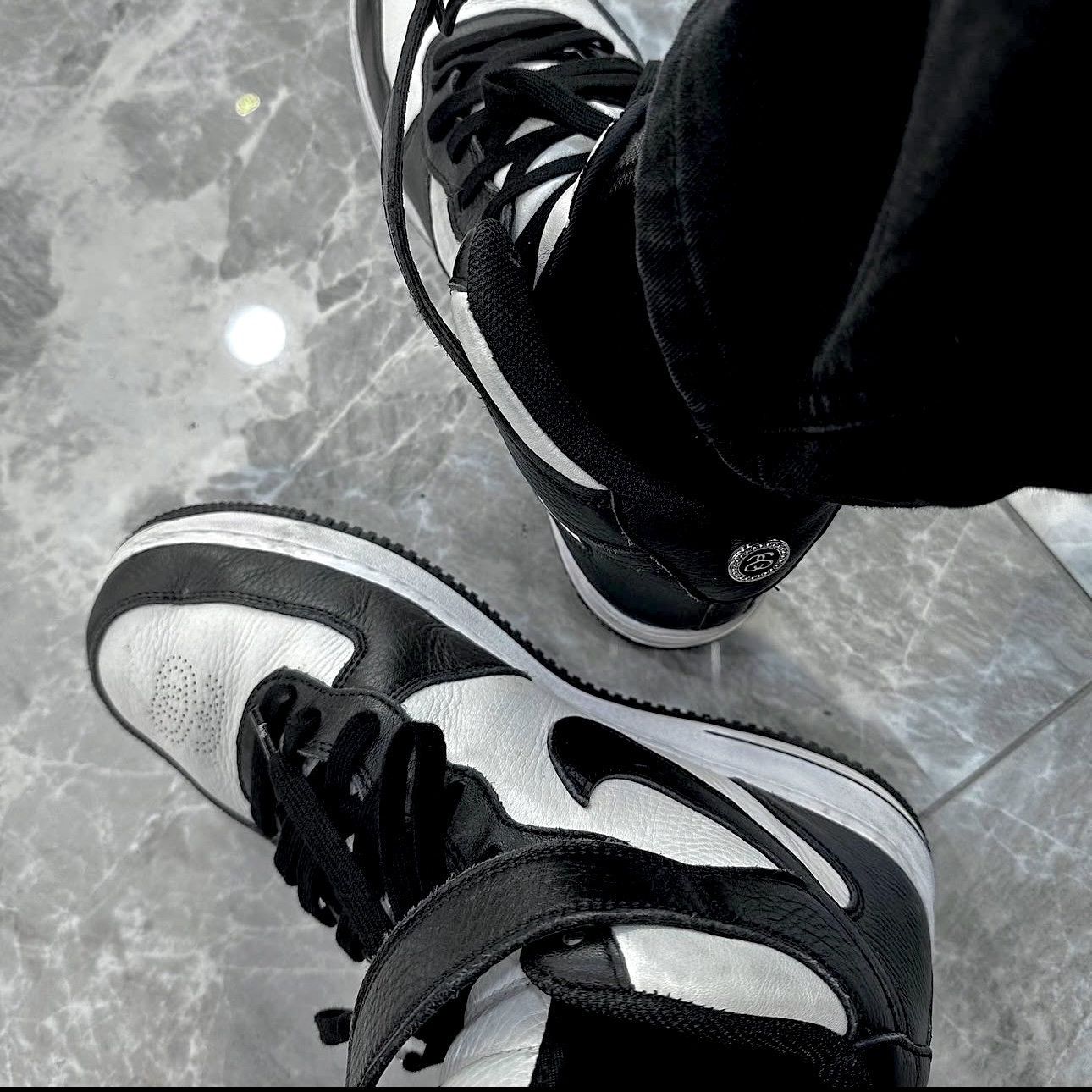 Nike x Stussy Air Force 1 '07 Mid SP Black and Light Bone 착용 스타일