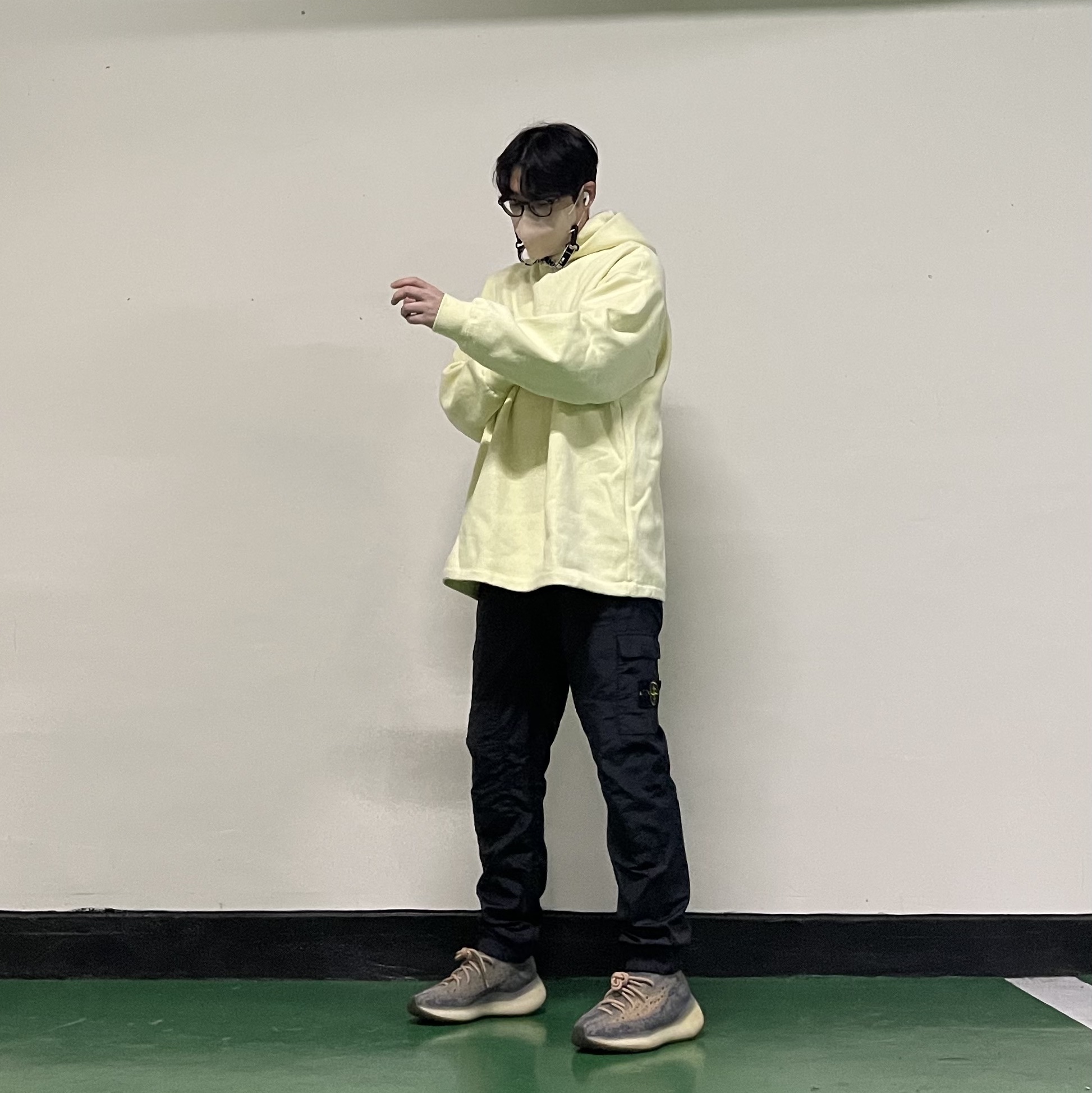 Essentials Relaxed Hoodie Canary - 22FW, Stone Island 32029 S.I.PA/PL Seersucker TC Pants Black - 20SS 착용 스타일 - 1