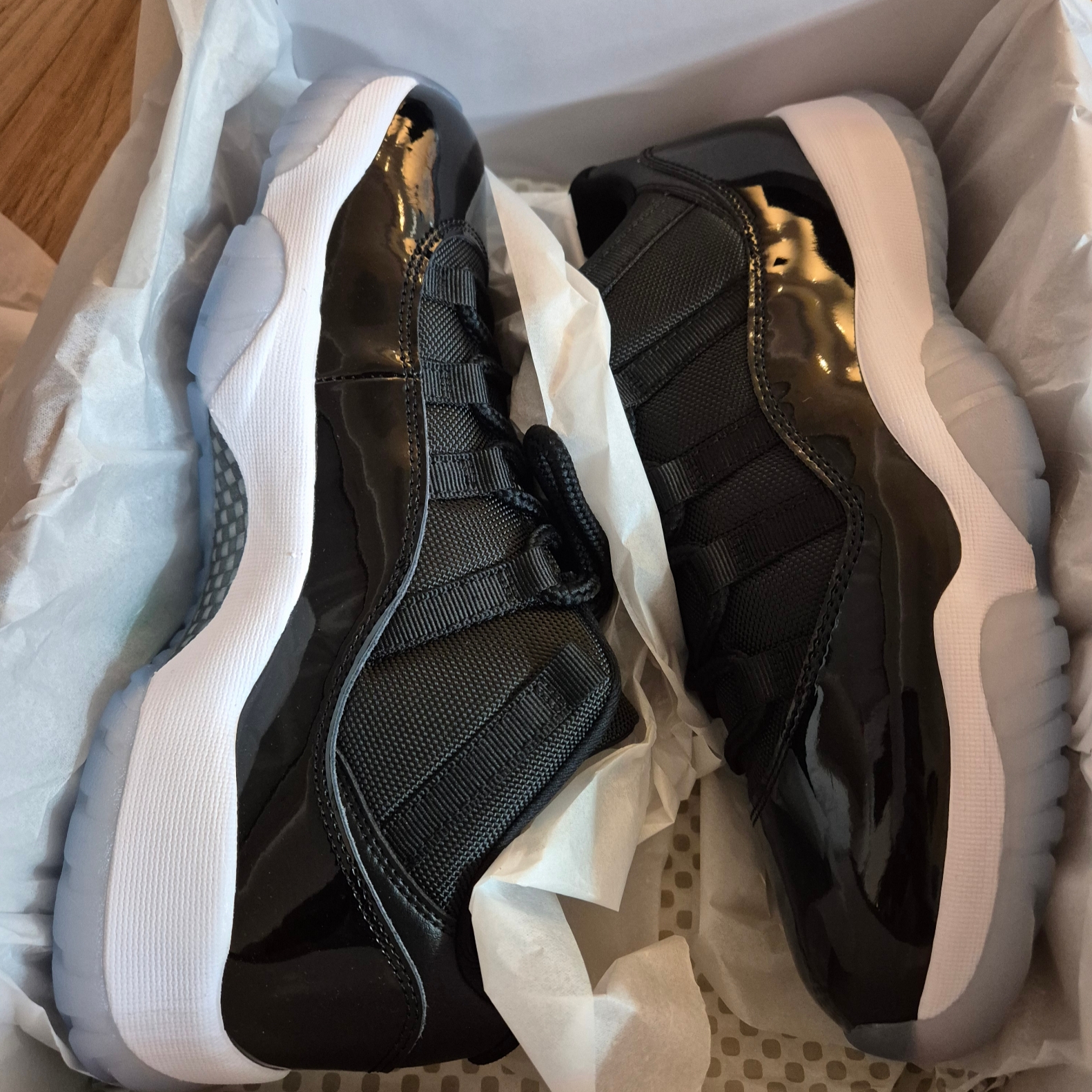 Jordan 11 Retro Low Black and Varsity Royal 착용 스타일 - 3