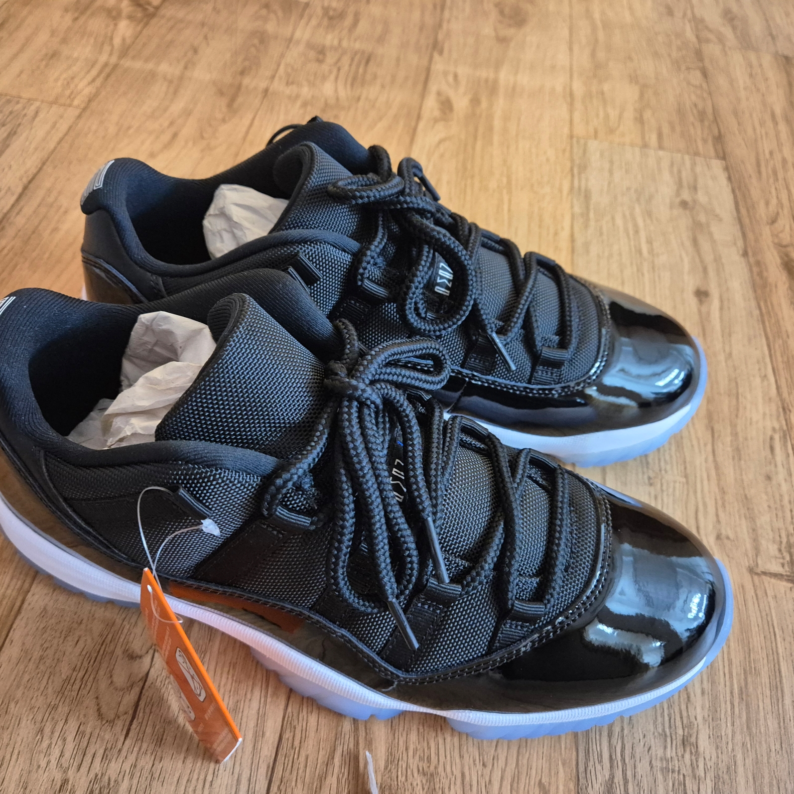 Jordan 11 Retro Low Black and Varsity Royal 착용 스타일 - 4