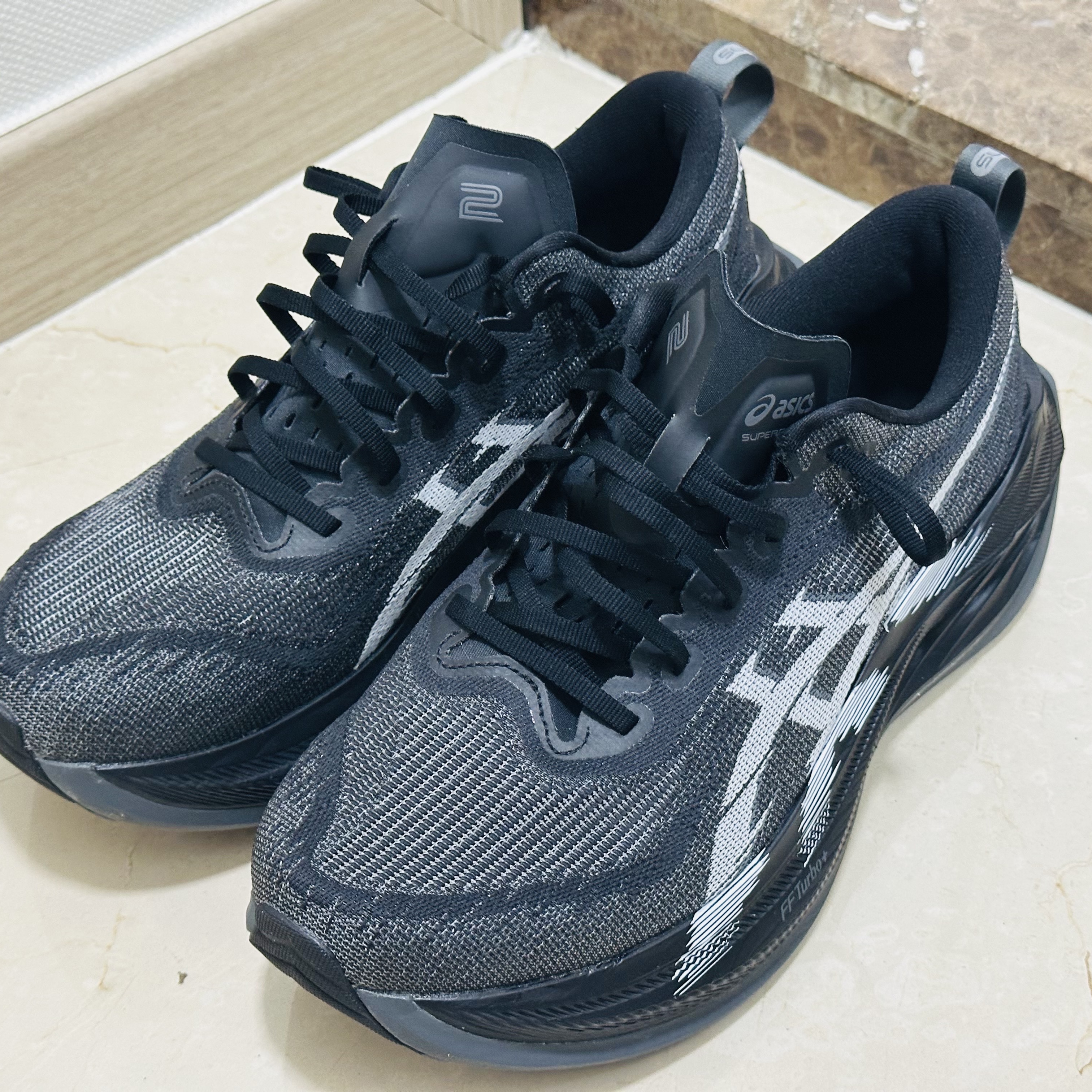 Asics Superblast 2 Black White 착용 스타일 - 3