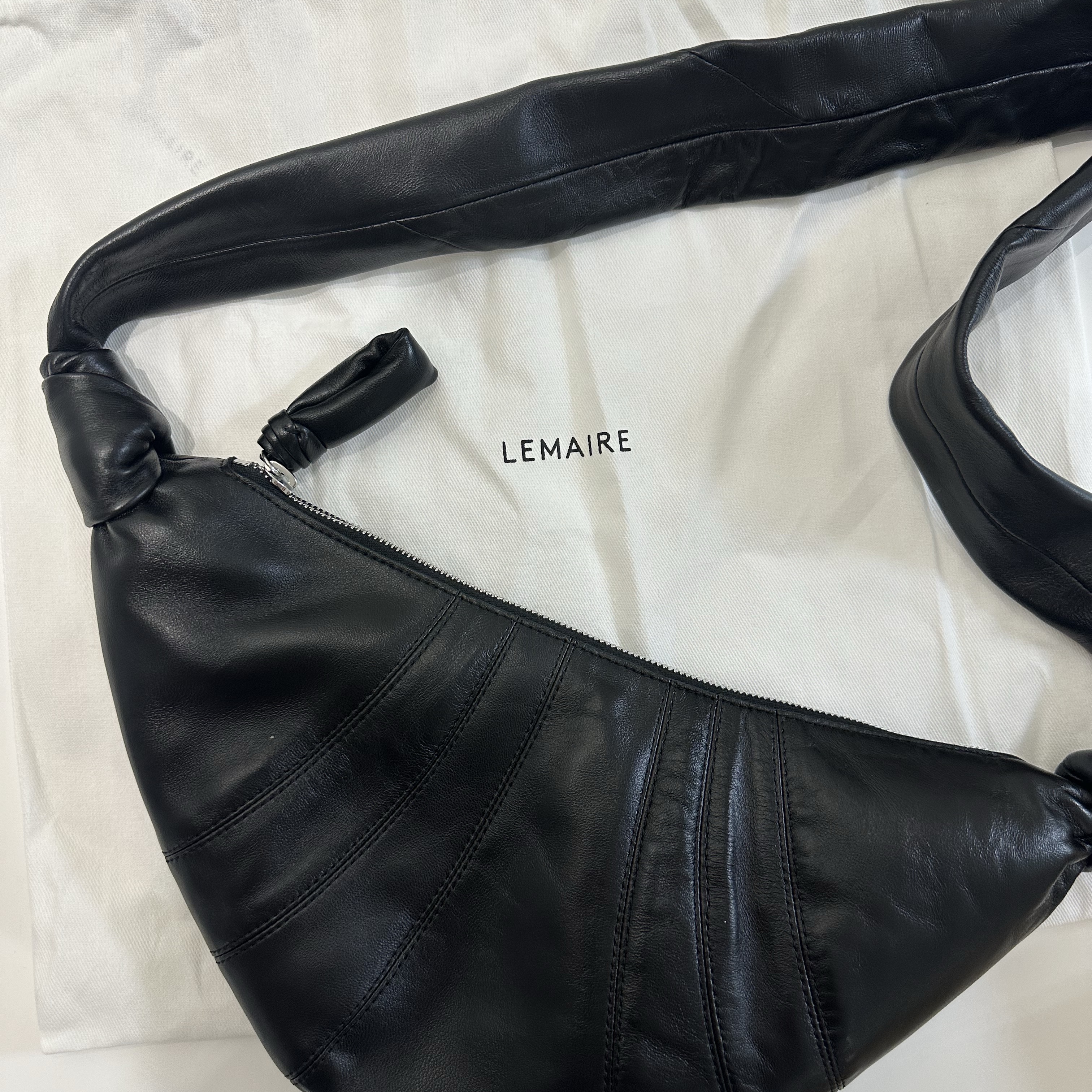Lemaire Small Croissant Bag Soft Nappa Leather Black 착용 스타일 - 1