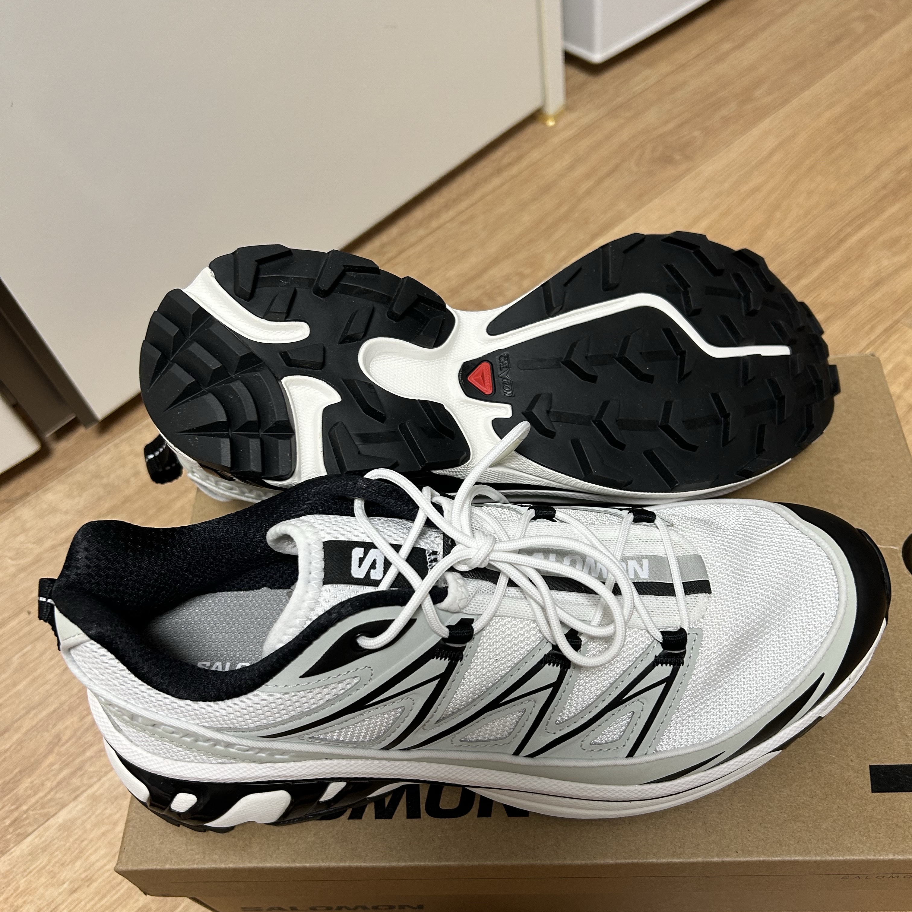 Salomon XT-6 Expanse White Metal Black 착용 스타일 - 4