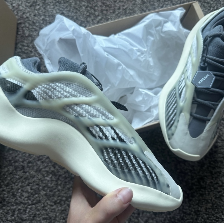 Adidas Yeezy 700 V3 Fade Salt 착용 스타일