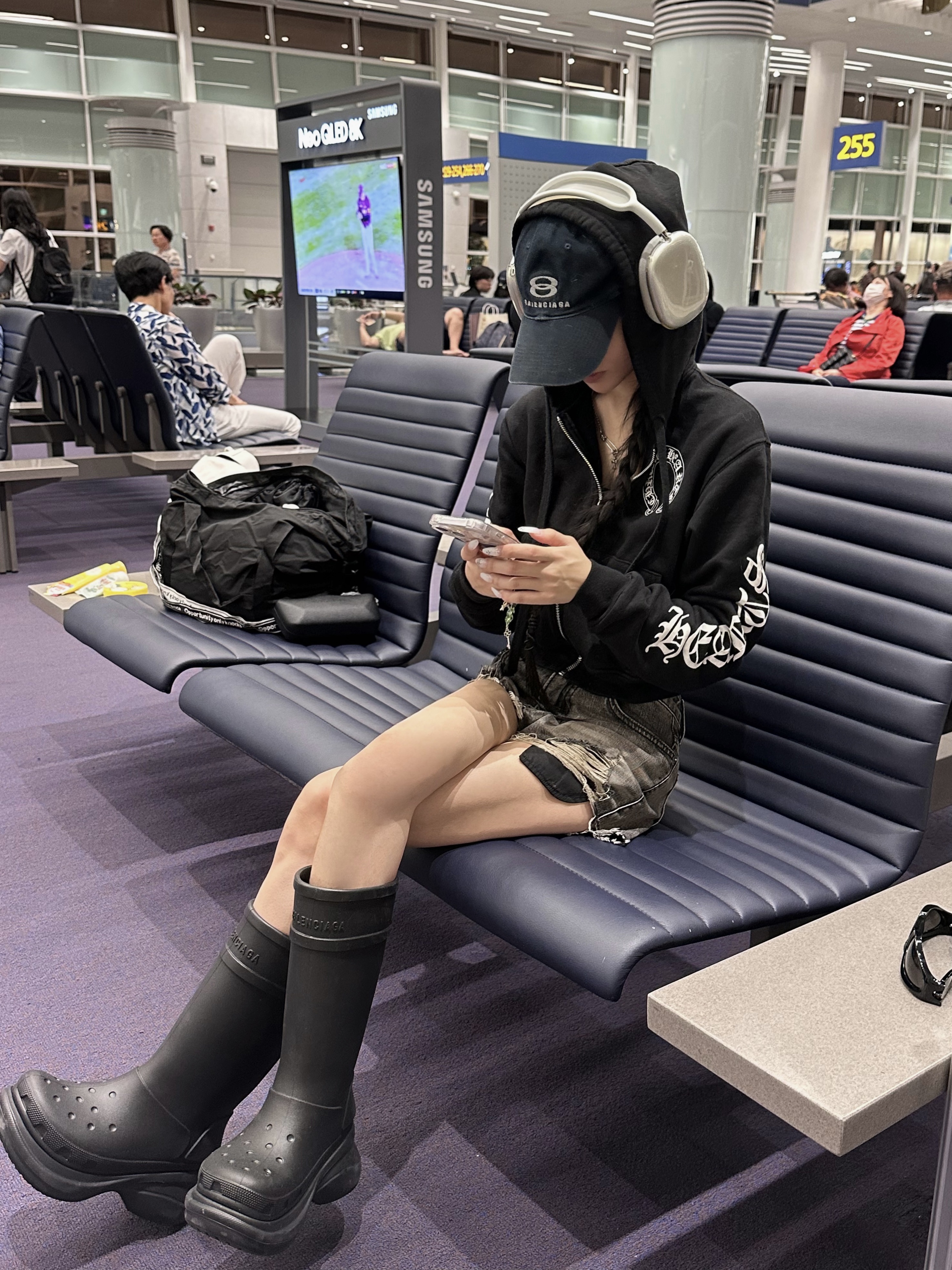 (W) Balenciaga x Crocs Rubber Boot Black, Balenciaga Swift Oval Sunglasses Black 착용 스타일 - 2
