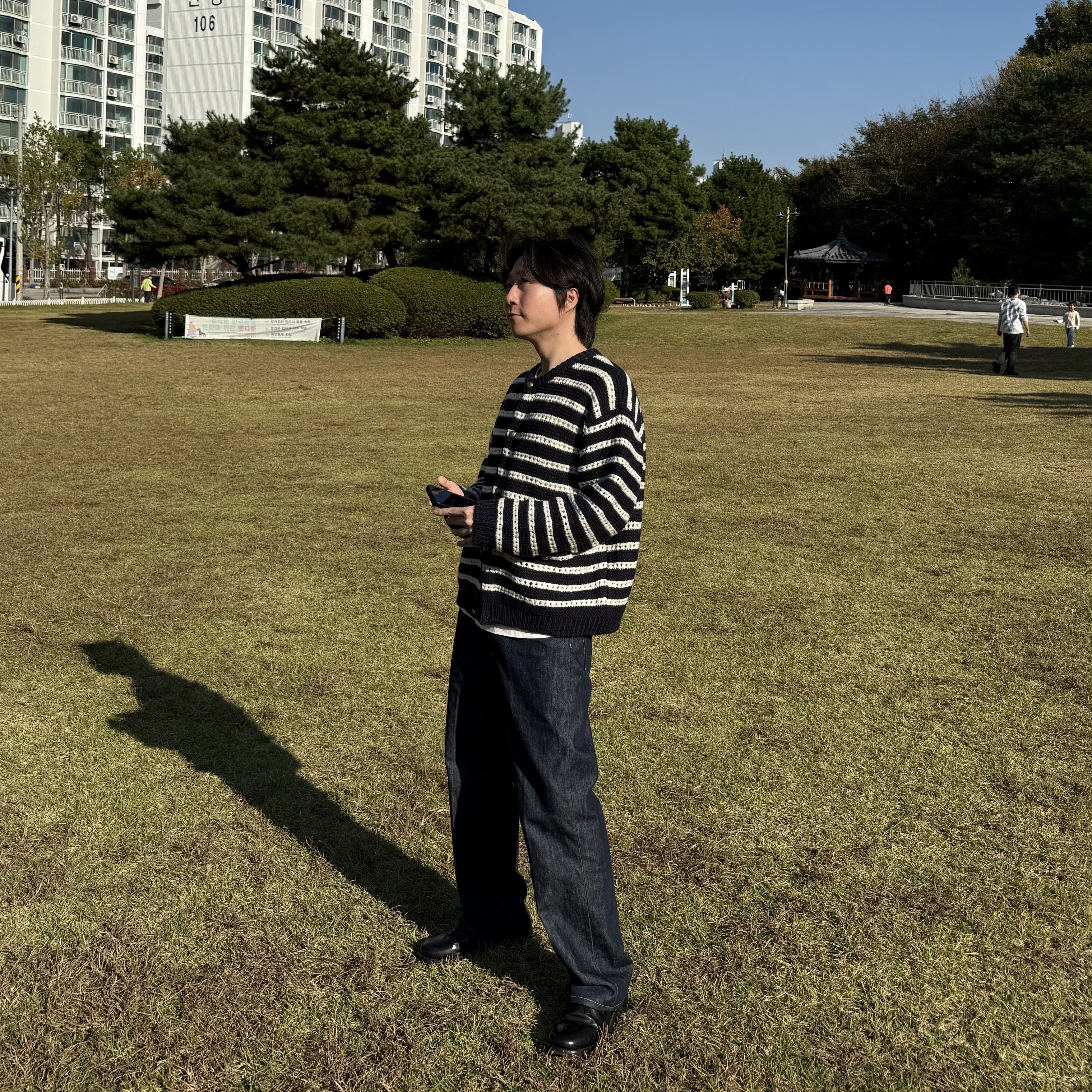 [KREAM 단독 리오더] STU Round Neck Stripe Cardigan Navy, Auralee Hard Twist Denim 5P Pants Indigo 착용 스타일 - 2