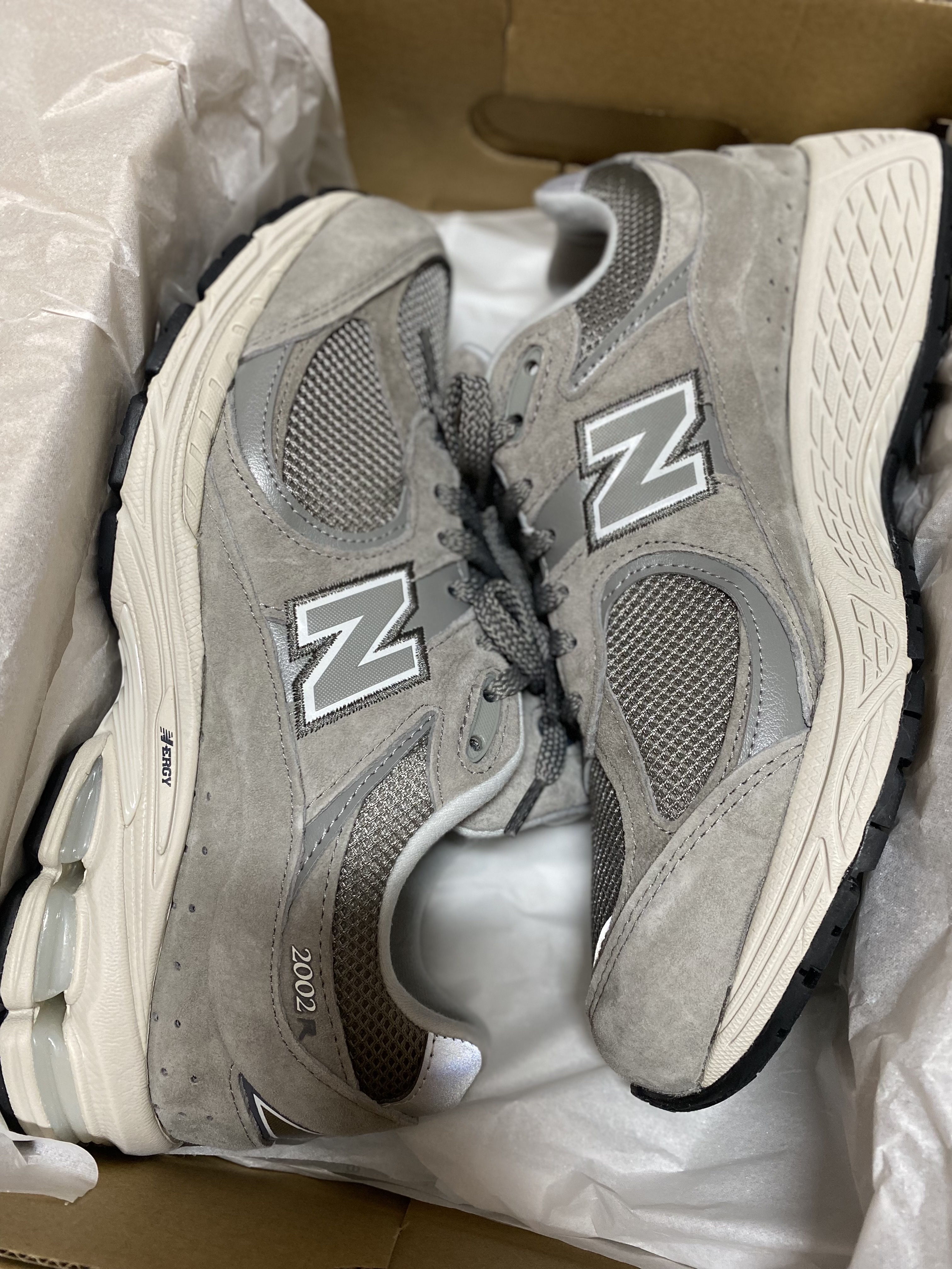 New Balance 2002R Grey 착용 스타일