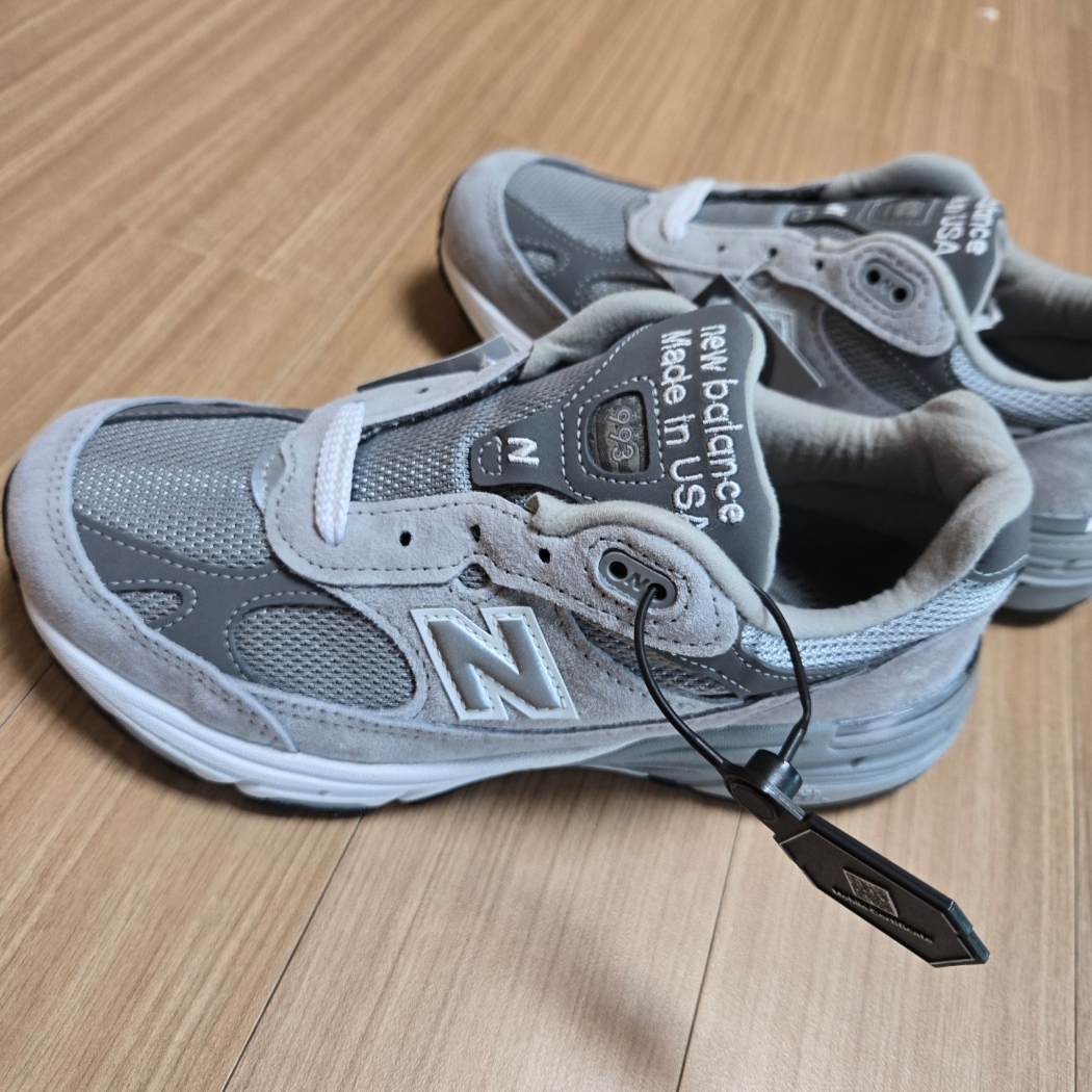 (W) New Balance 993 Made in USA Grey - D Wide 착용 스타일 - 2