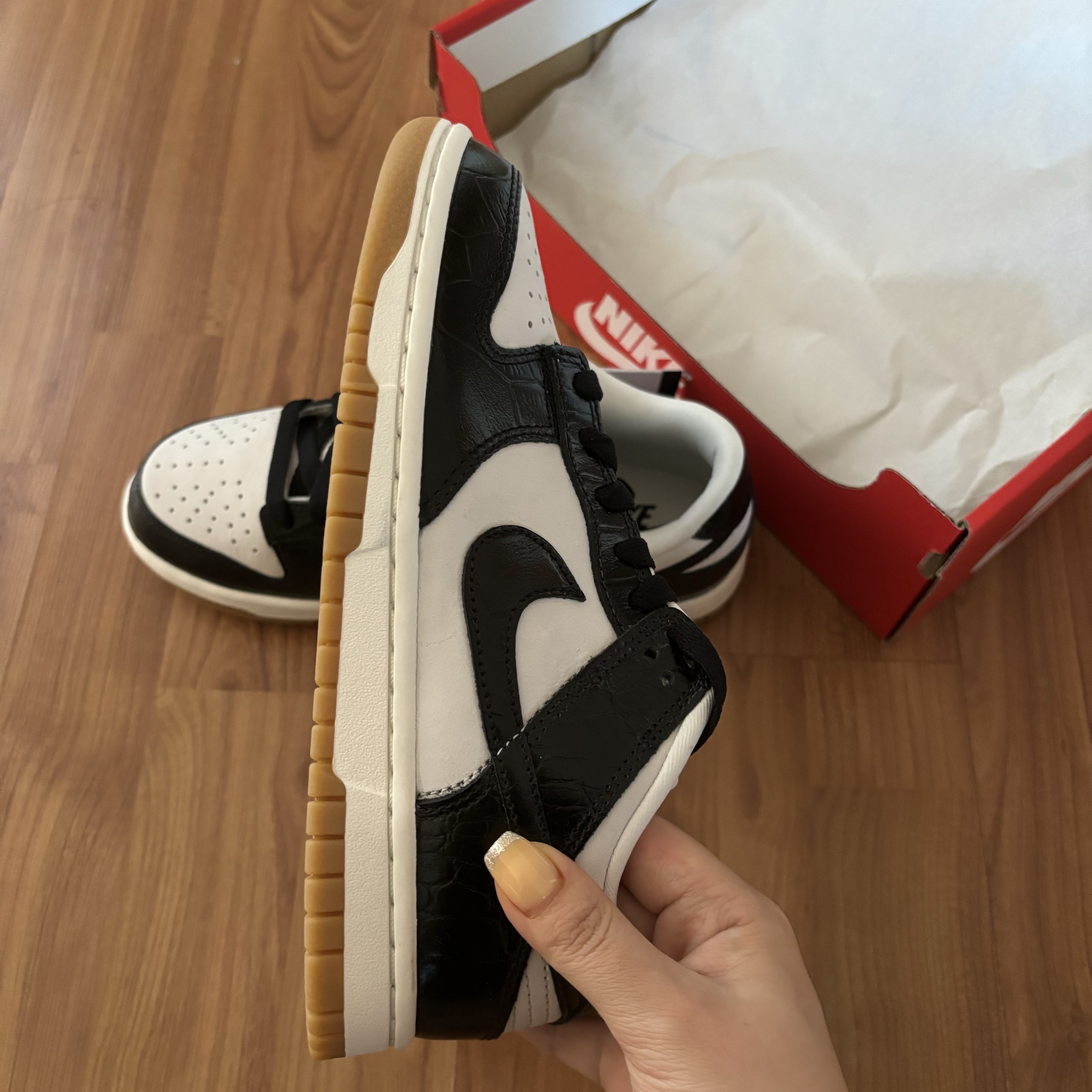 (W) Nike Dunk Low LX Black and Phantom 착용 스타일 - 1