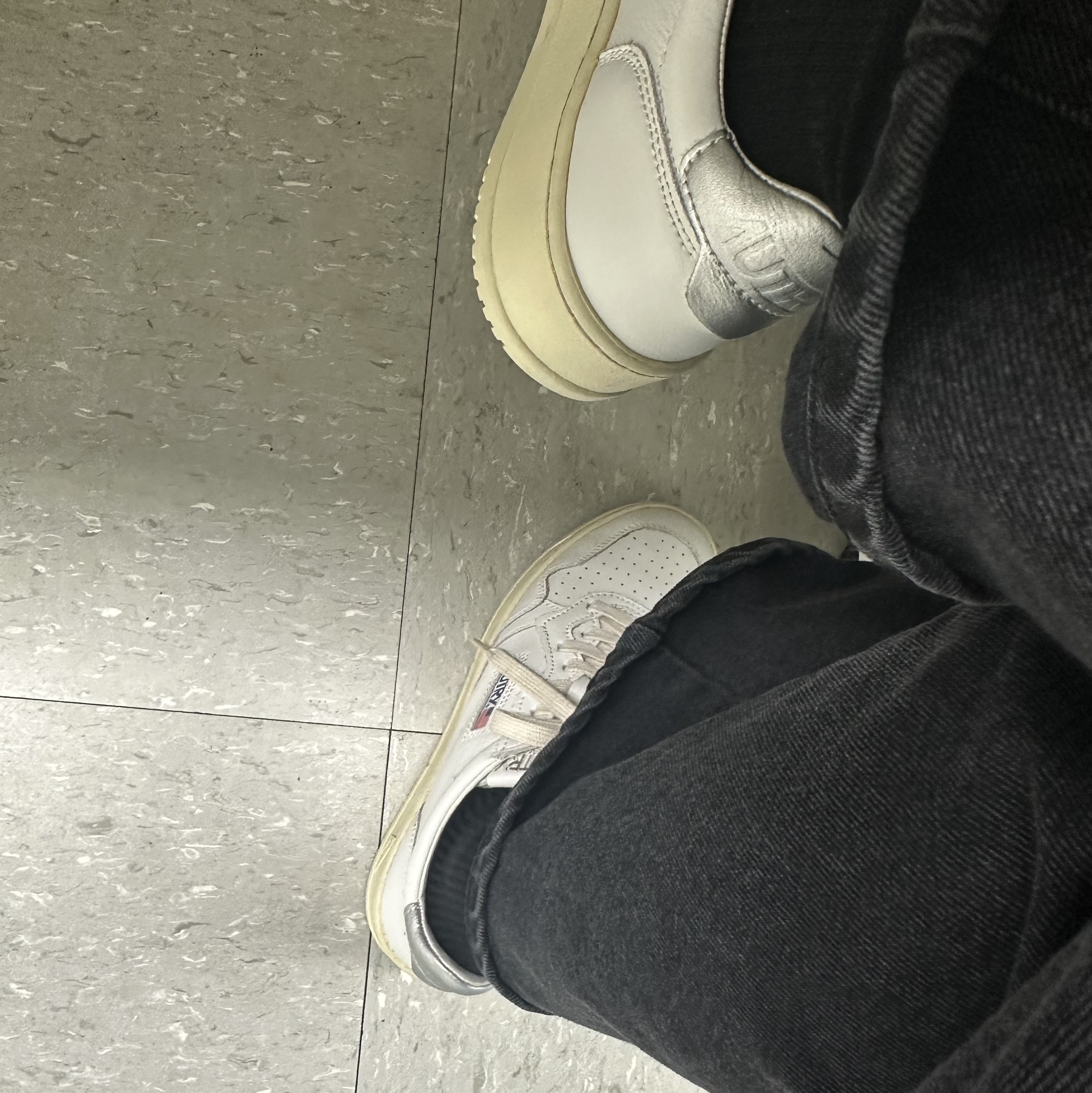 (W) Autry Medalist Low Leather Sneakers White Silver 착용 스타일