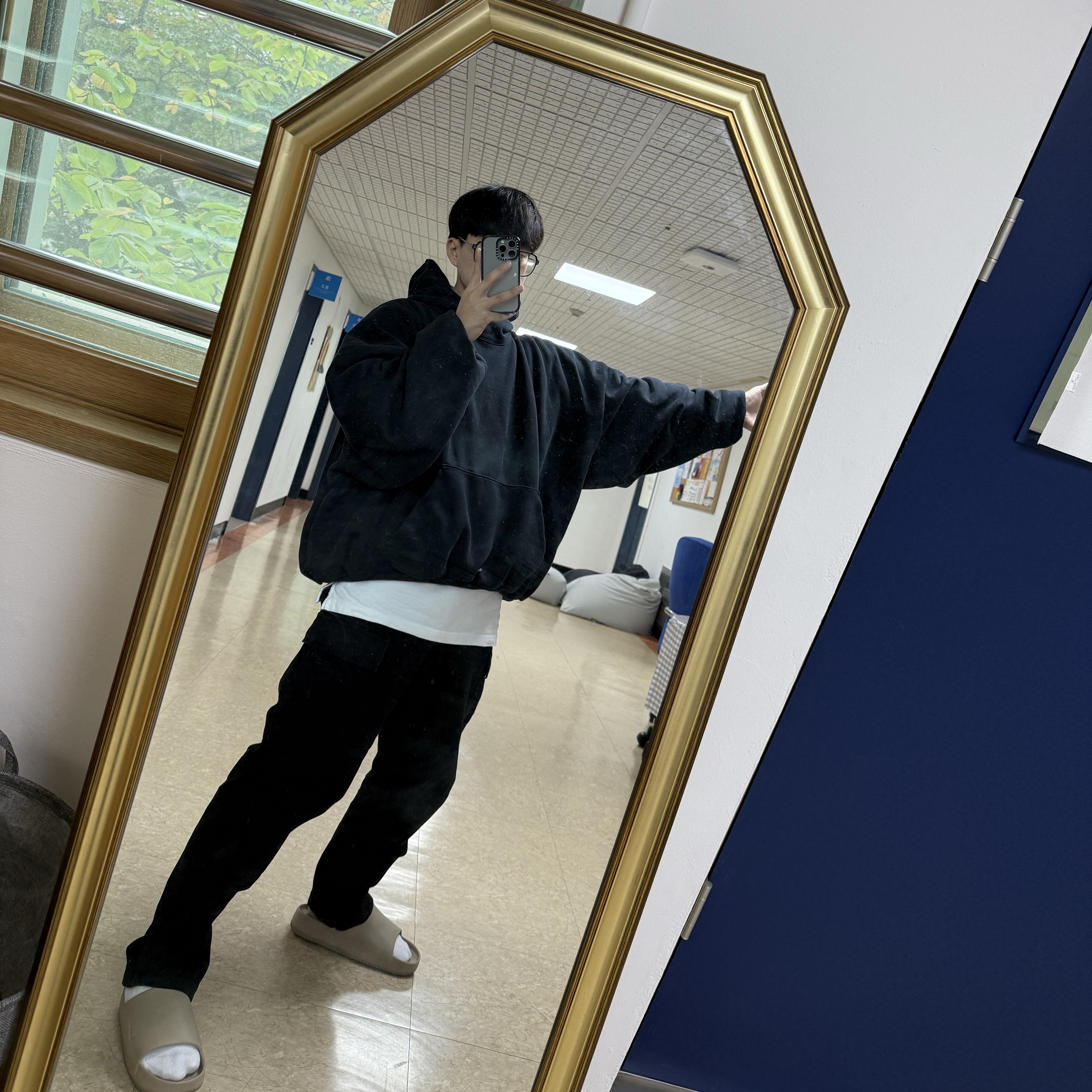 Yeezy Gap Engineered By Balenciaga Dove Hoodie Washed Black 착용 스타일 - 1