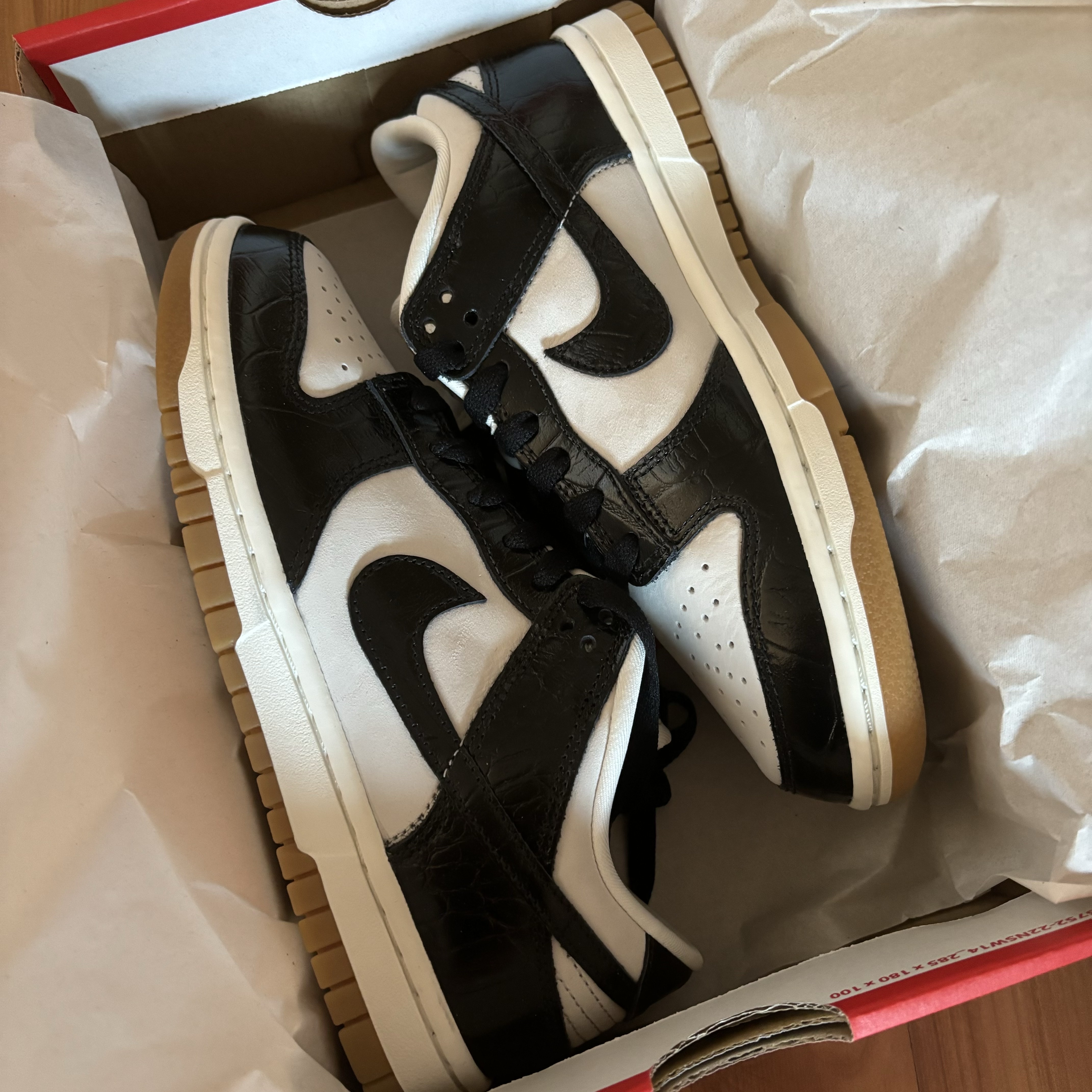 (W) Nike Dunk Low LX Black and Phantom 착용 스타일 - 2