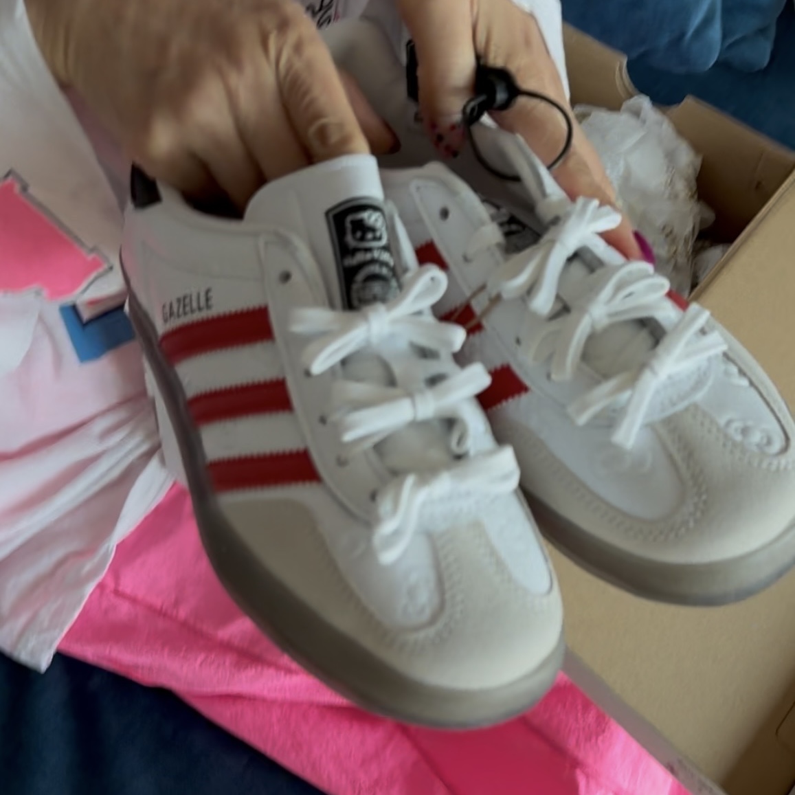 (W) Adidas x Hello Kitty Gazelle Indoor Cloud White Red 착용 스타일 - 3