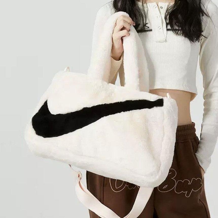 Nike NSW Faux Fur Tote Bag 10L Guava Ice 착용 스타일