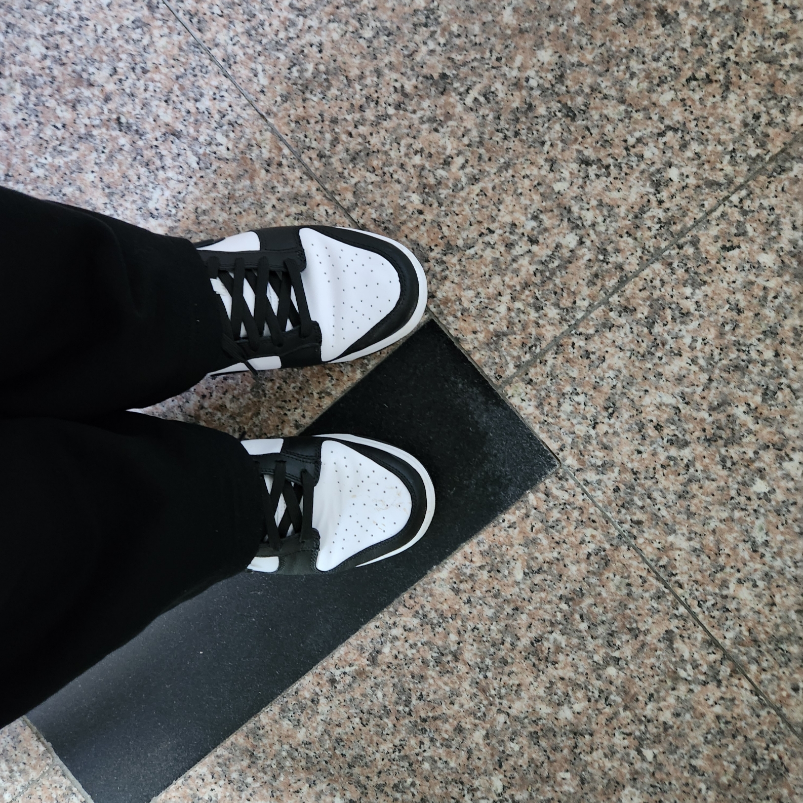 Nike Dunk Low Retro Black 착용 스타일 - 2