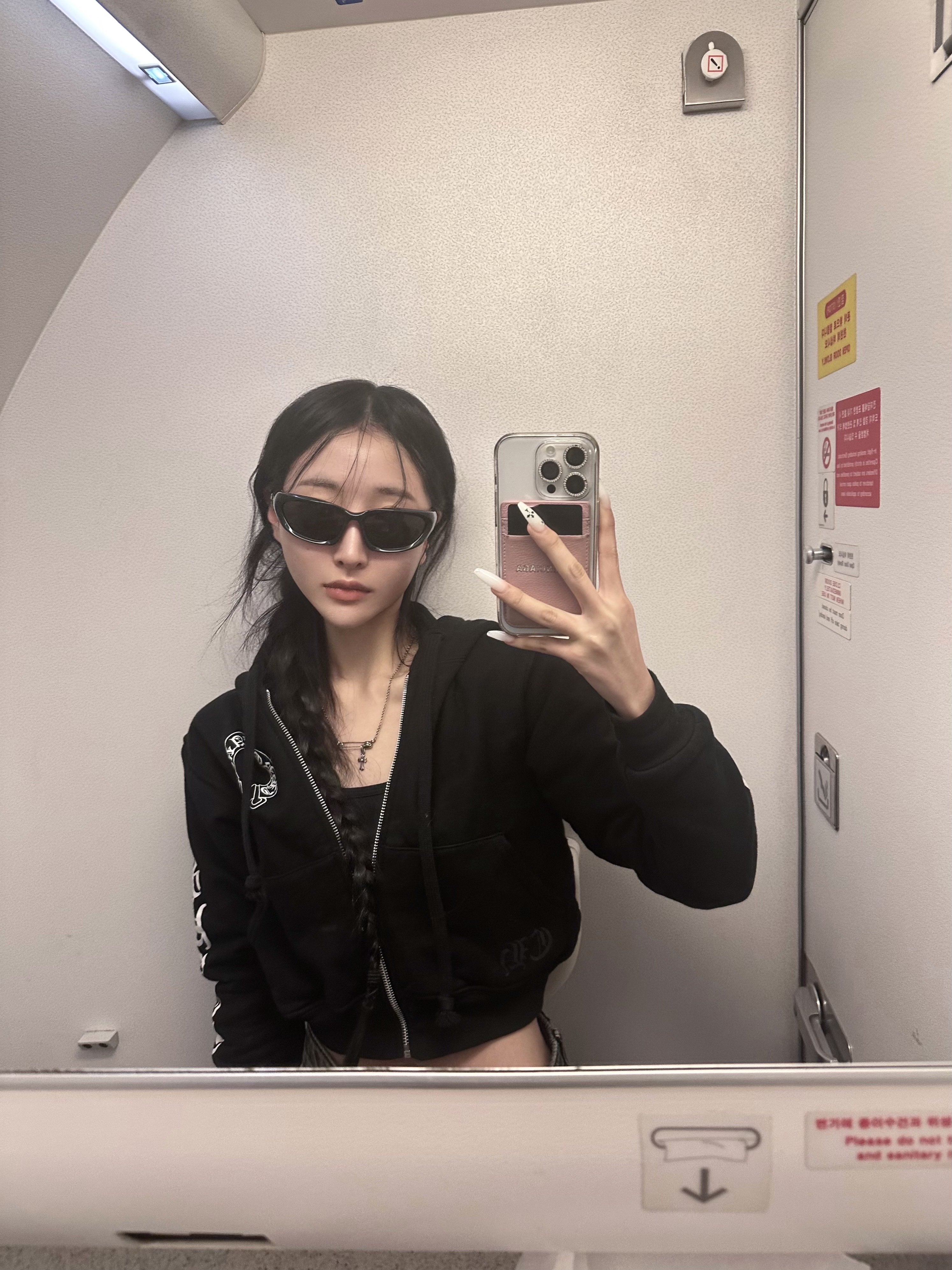 (W) Balenciaga x Crocs Rubber Boot Black, Balenciaga Swift Oval Sunglasses Black 착용 스타일 - 4